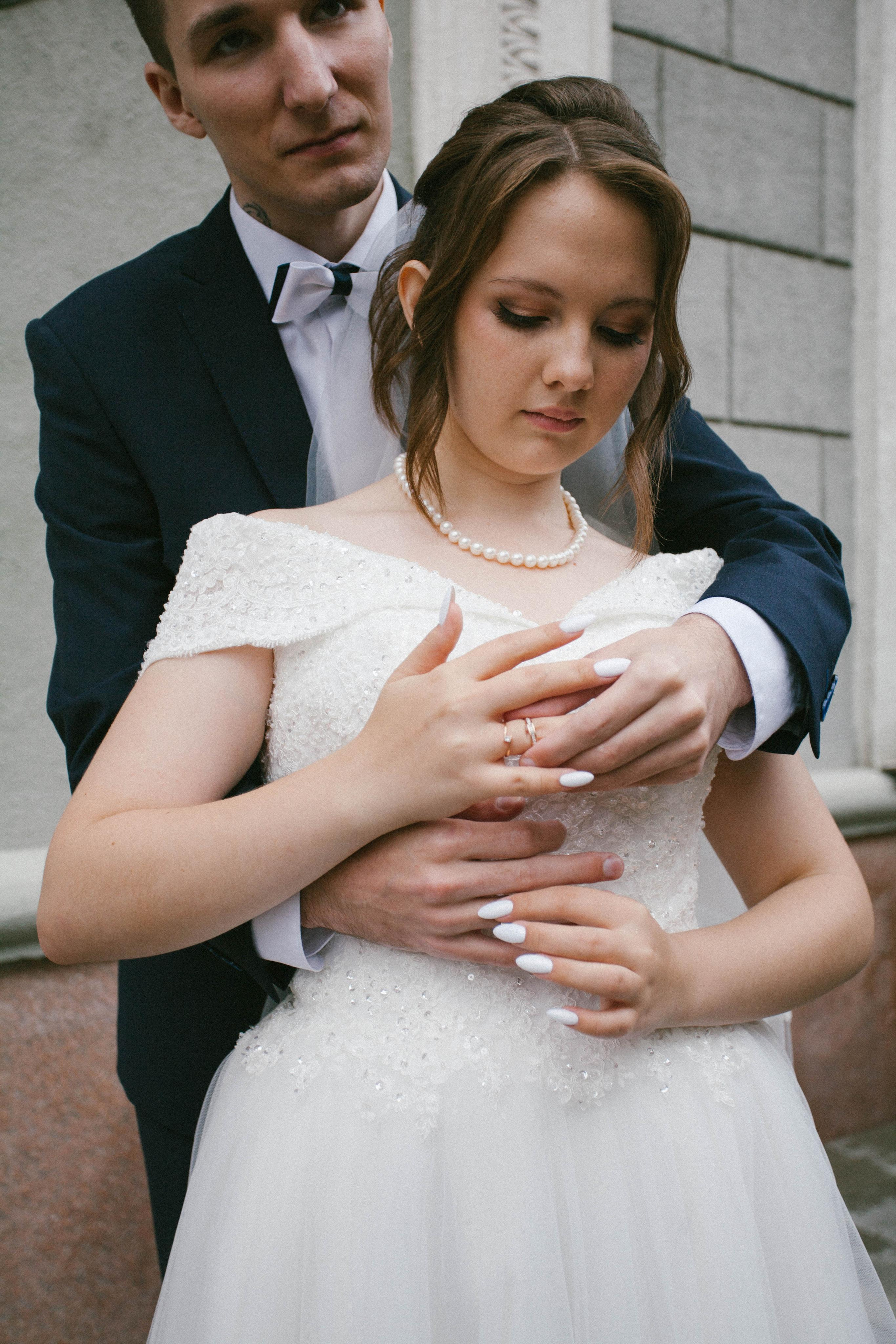 жених и невеста свадьба фотосессия в центре города  молодожены руки кольца