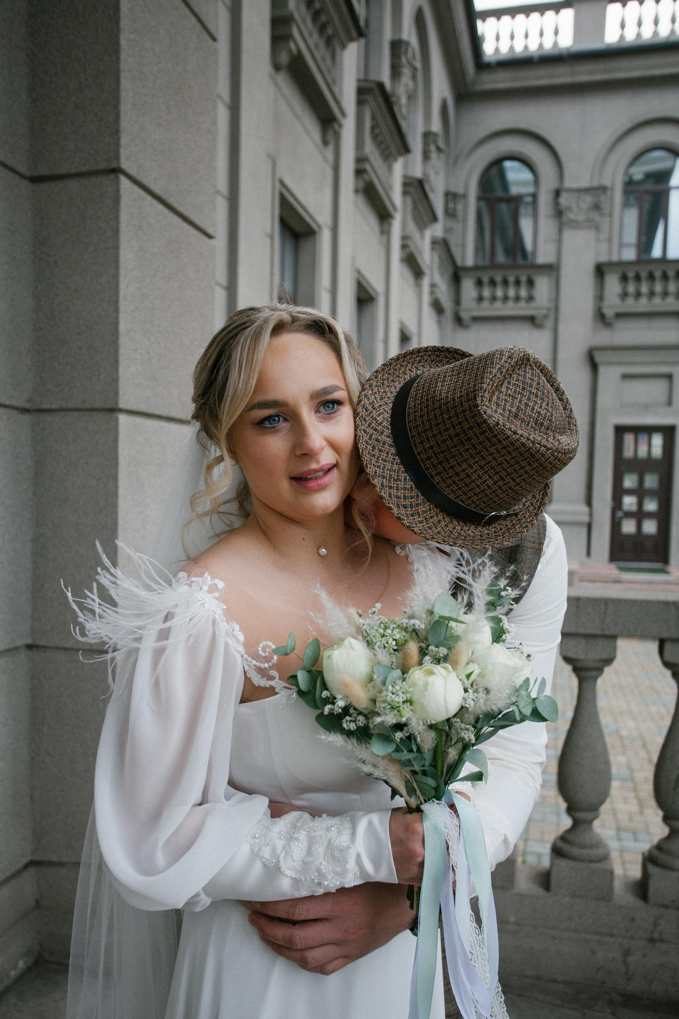 фотосессия красивая пара молодожены жених невеста свадьба бохо стиль  речной вокзал букет невесты