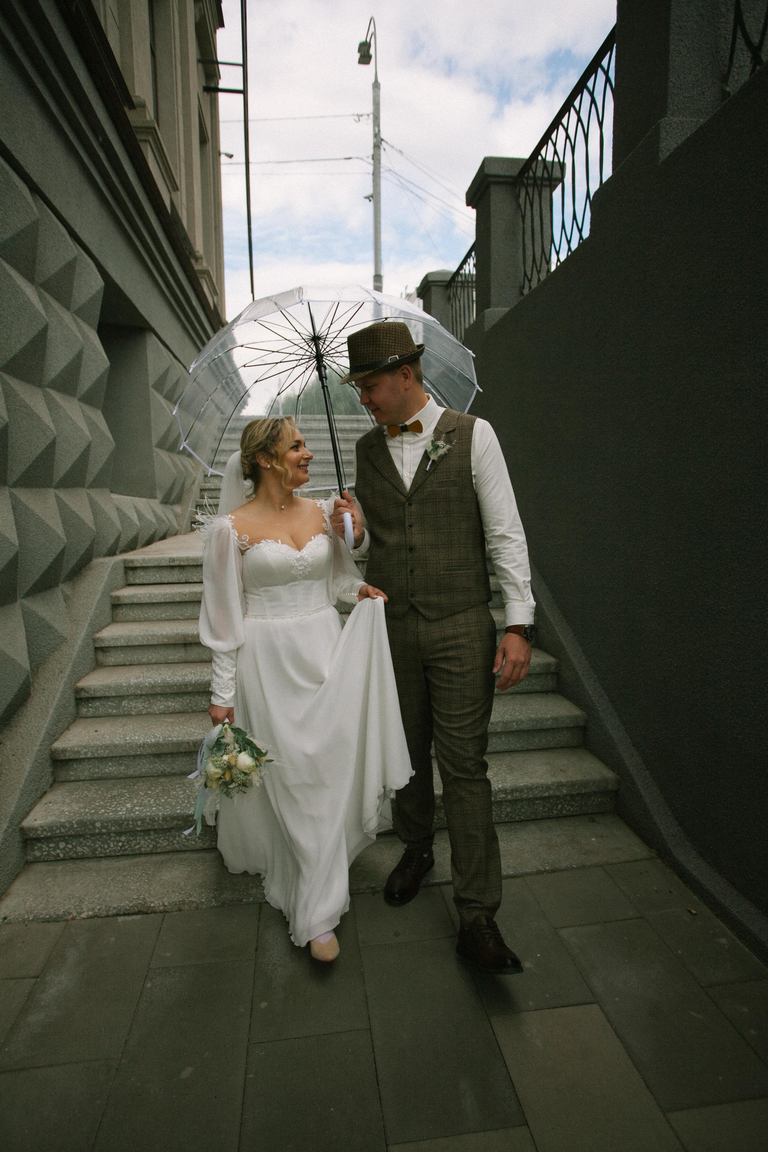 фотосессия красивая пара молодожены жених невеста свадьба бохо стиль  речной вокзал букет невесты