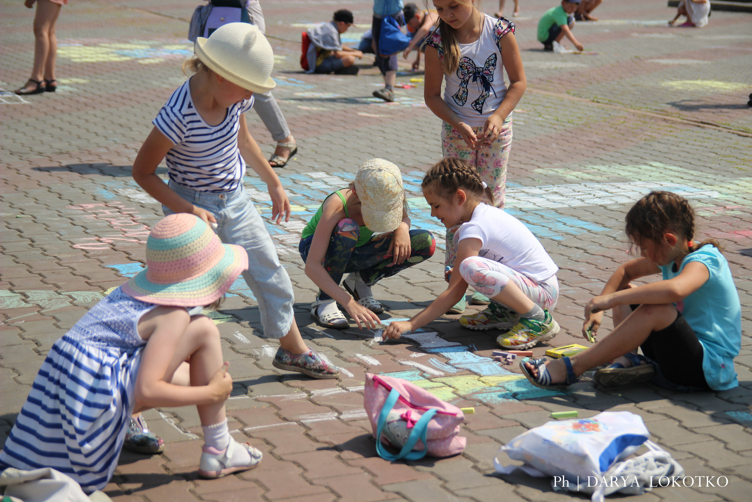 ТОГГ Трудовой отряд художники подростки дети рисуют Красноярск картина лето площадь асфальт