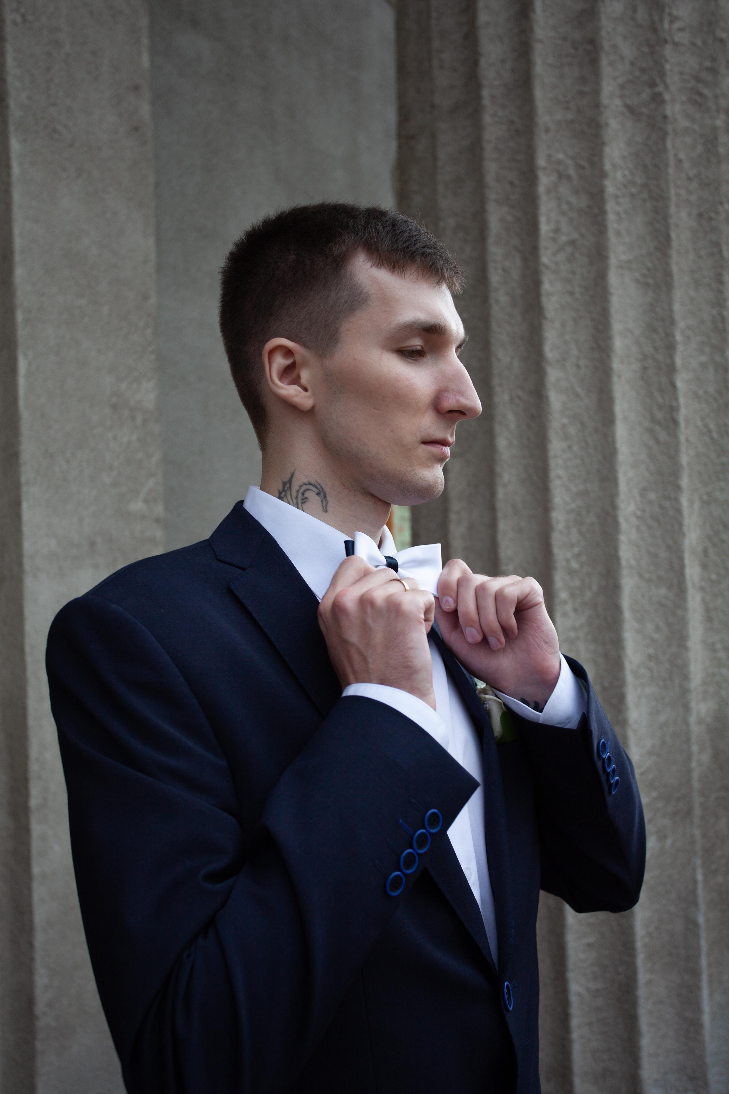 жених свадьба фотосессия в центре города   театр пушкина колонны