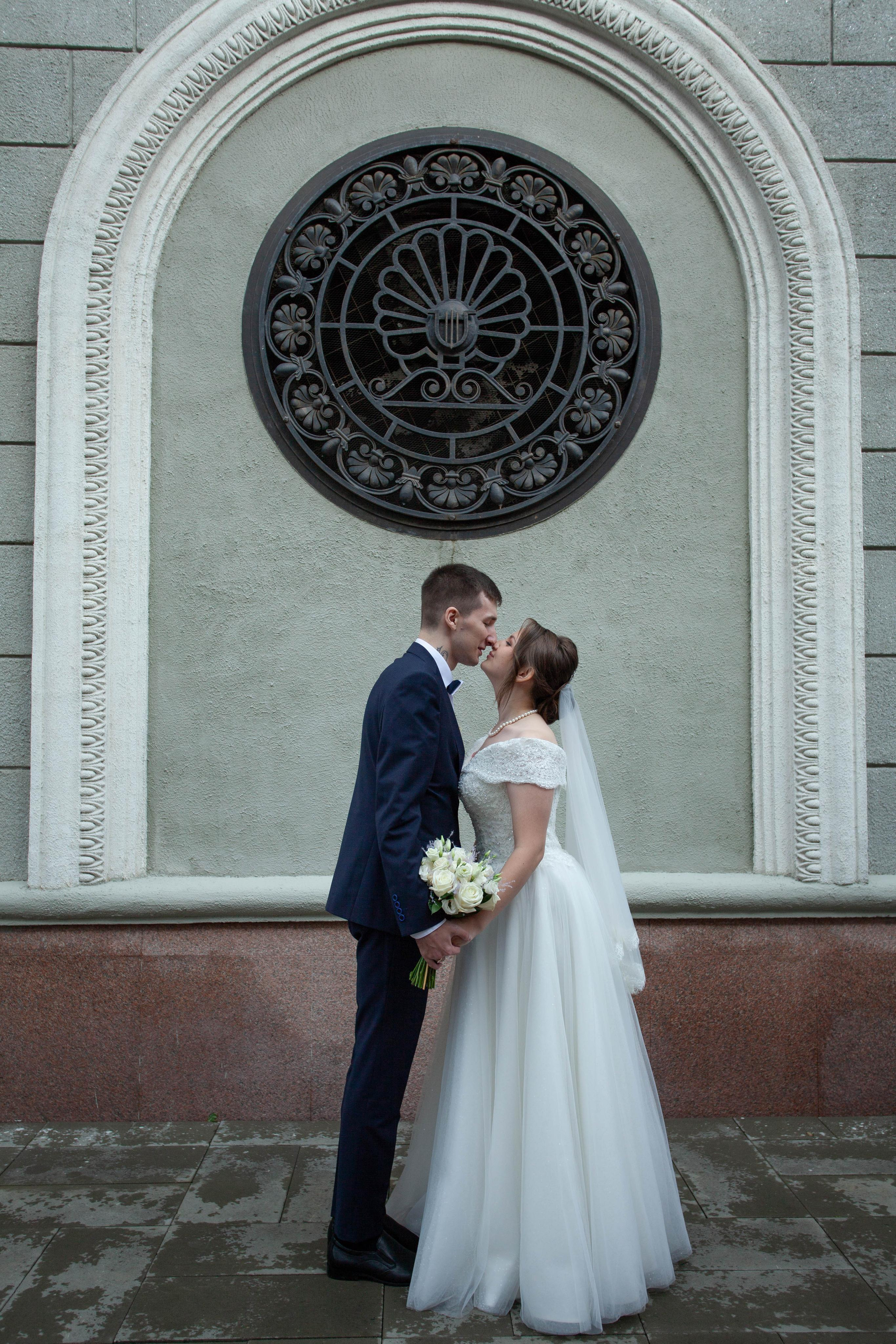 жених и невеста свадьба фотосессия в центре города  молодожены