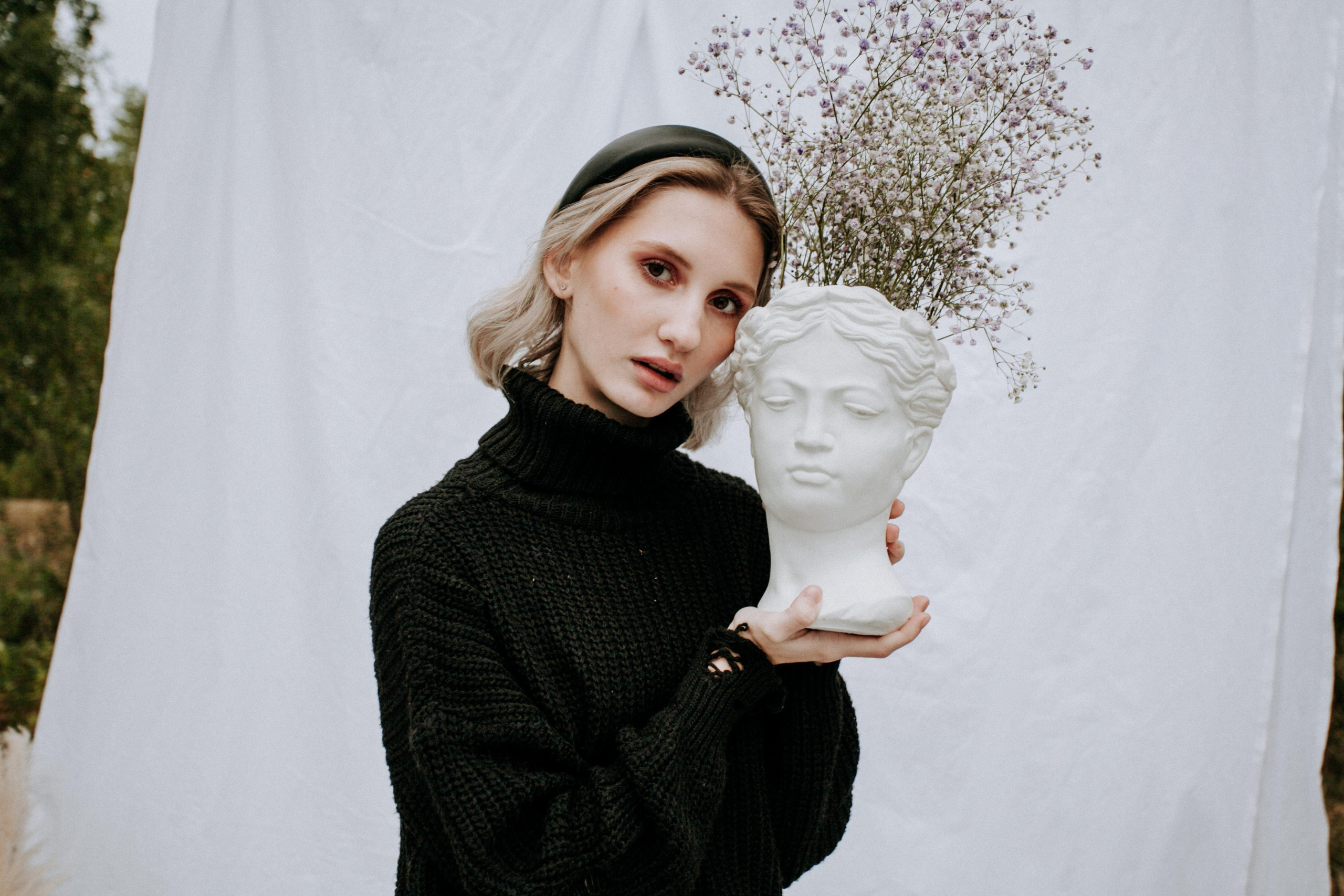 модель красивая девушка блондинка фотосессия на природе бюст цветы осень