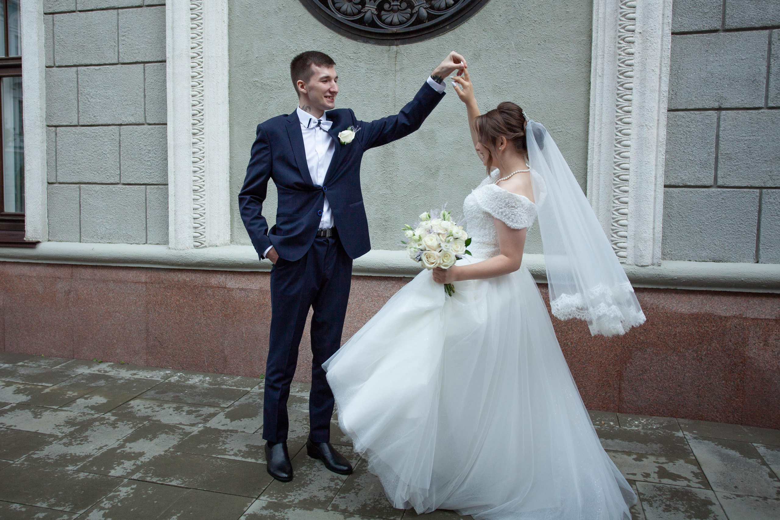 жених и невеста свадьба фотосессия в центре города  молодожены танцуют