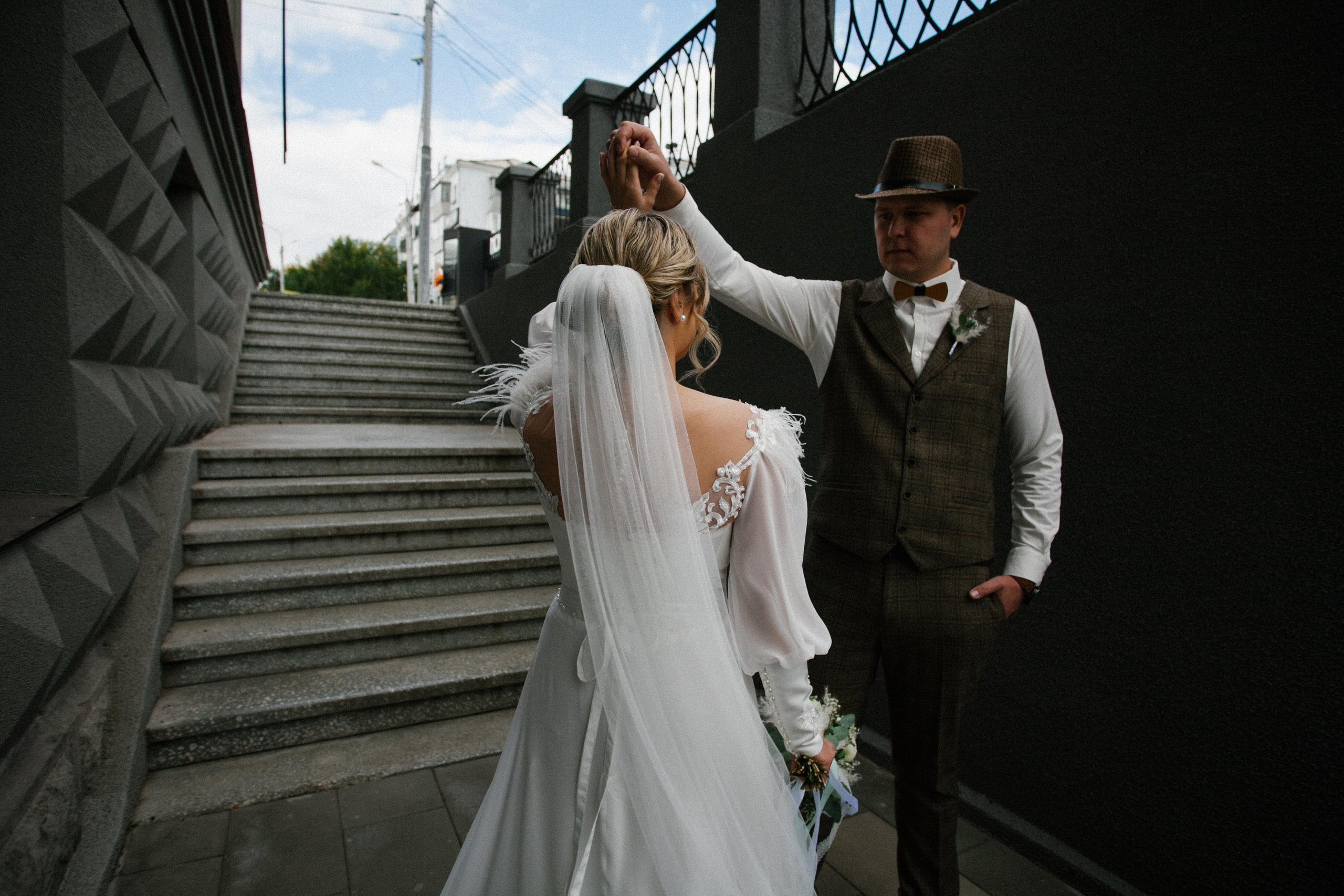 фотосессия красивая пара молодожены жених невеста свадьба бохо стиль  речной вокзал букет невесты танец