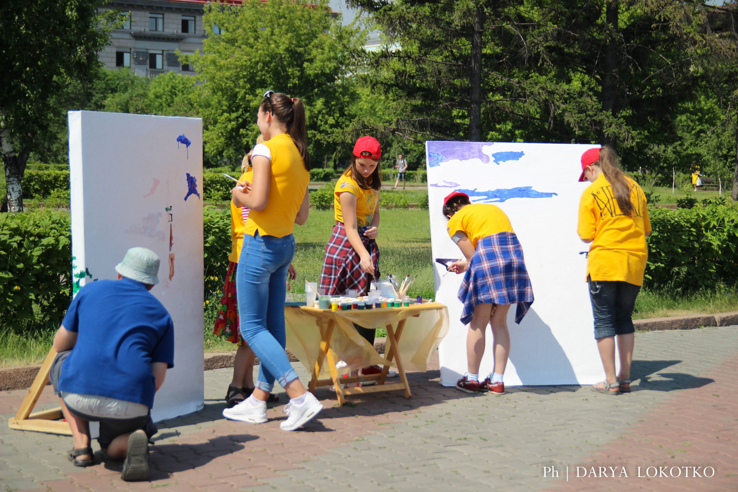 ТОГГ Трудовой отряд художники подростки дети рисуют Красноярск картина лето площадь большие холсты