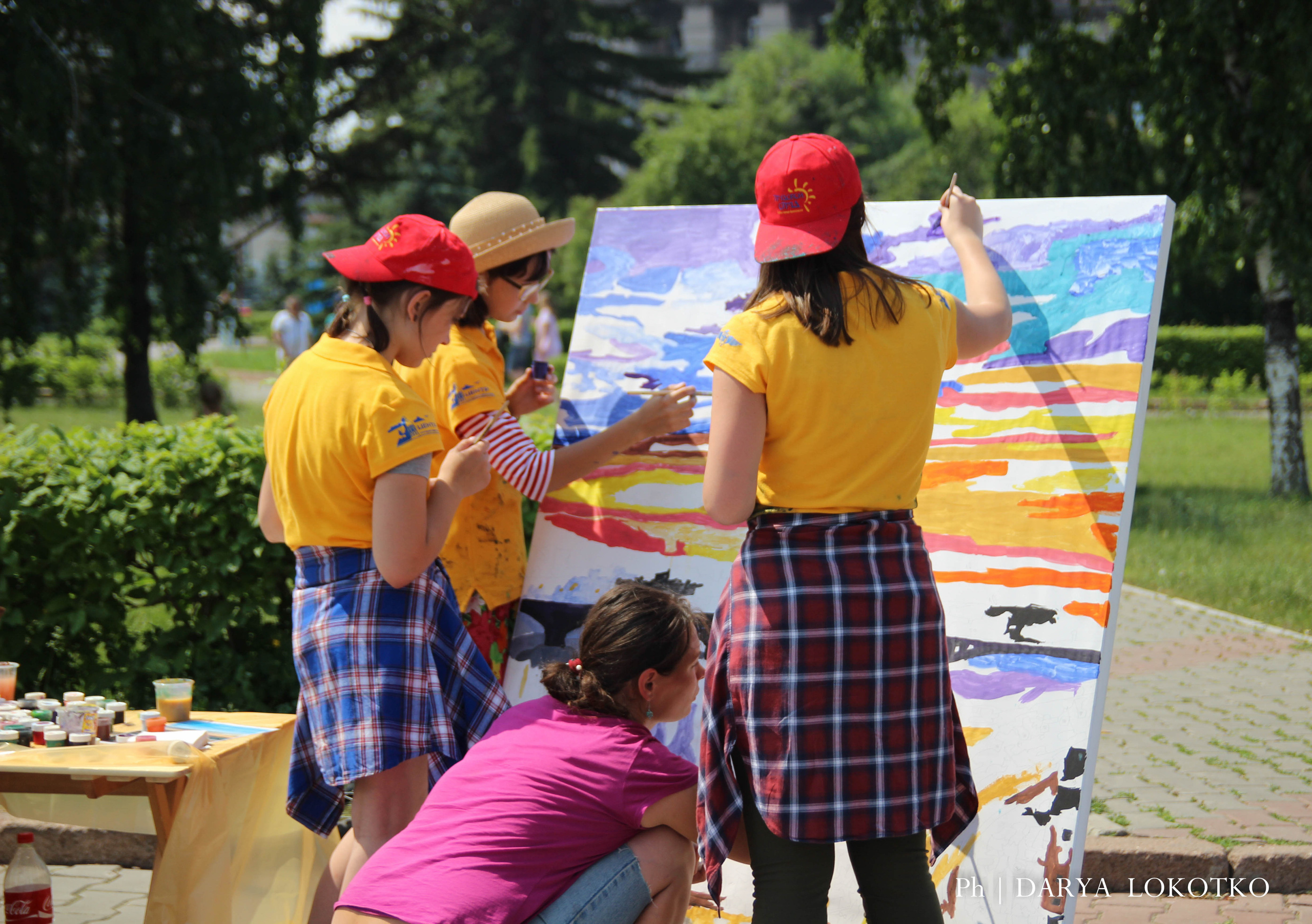 ТОГГ Трудовой отряд художники подростки дети рисуют Красноярск картина лето площадь холст