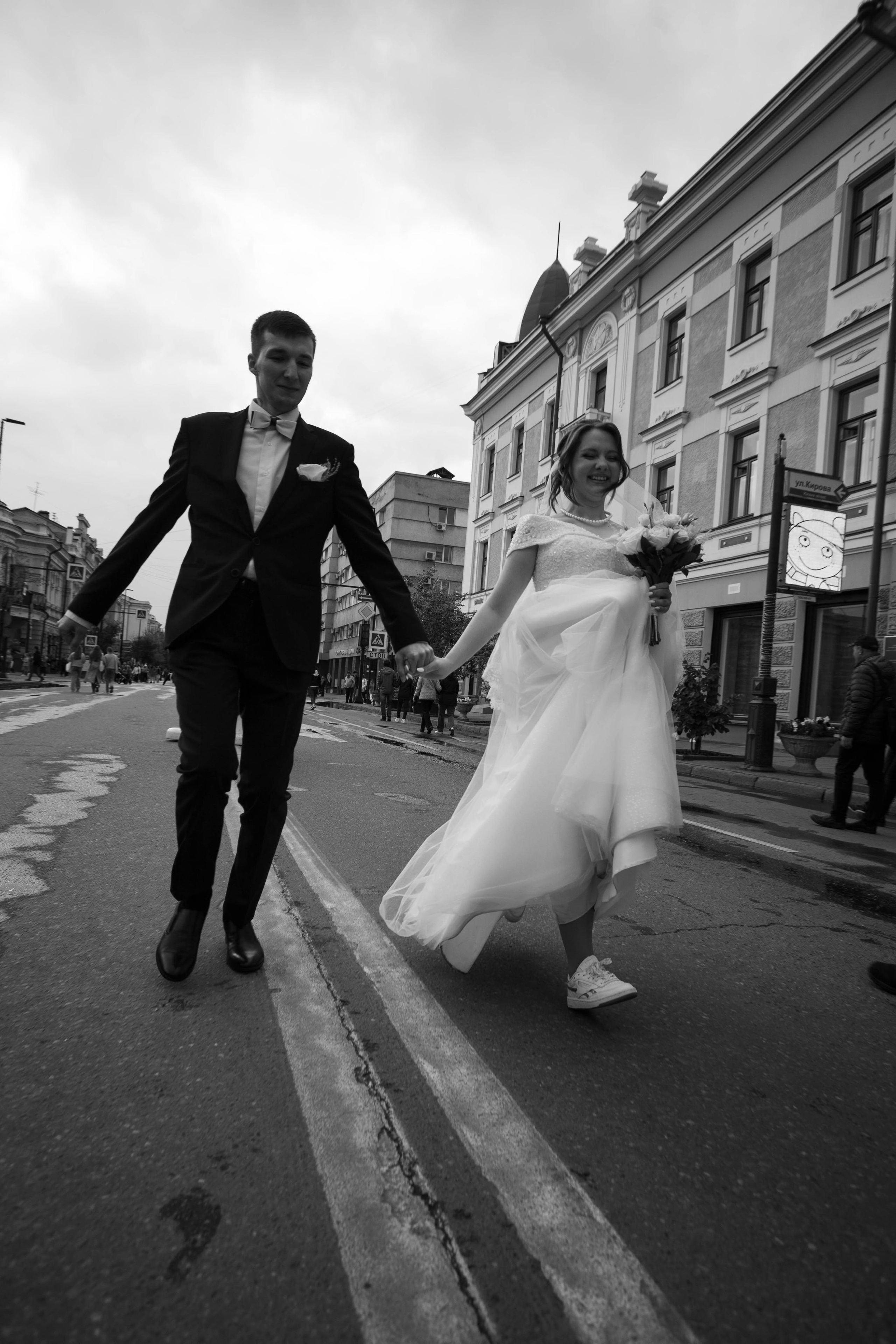 жених и невеста бегут свадьба фотосессия в центре города 