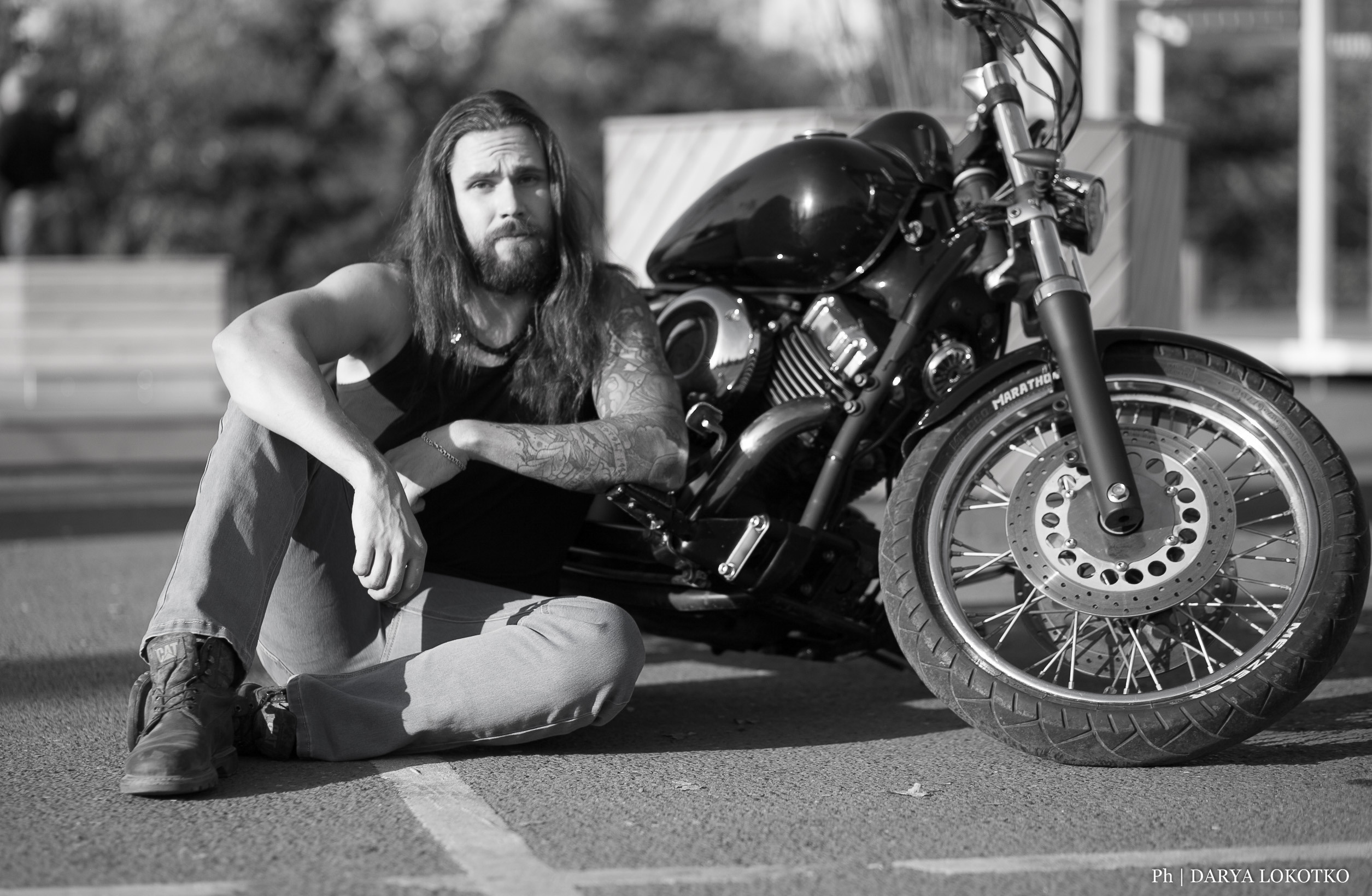 брутальный мужчина чоппер мотоцикл фотосессия
