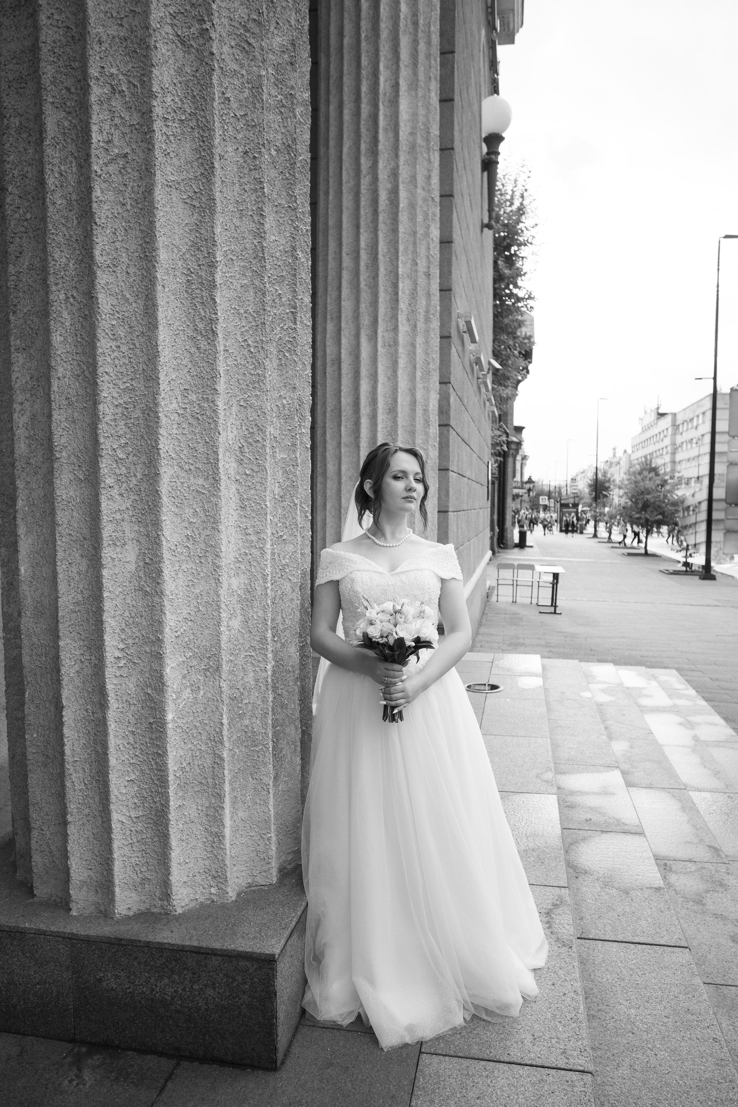 невеста свадьба фотосессия в центре города   театр пушкина колонны