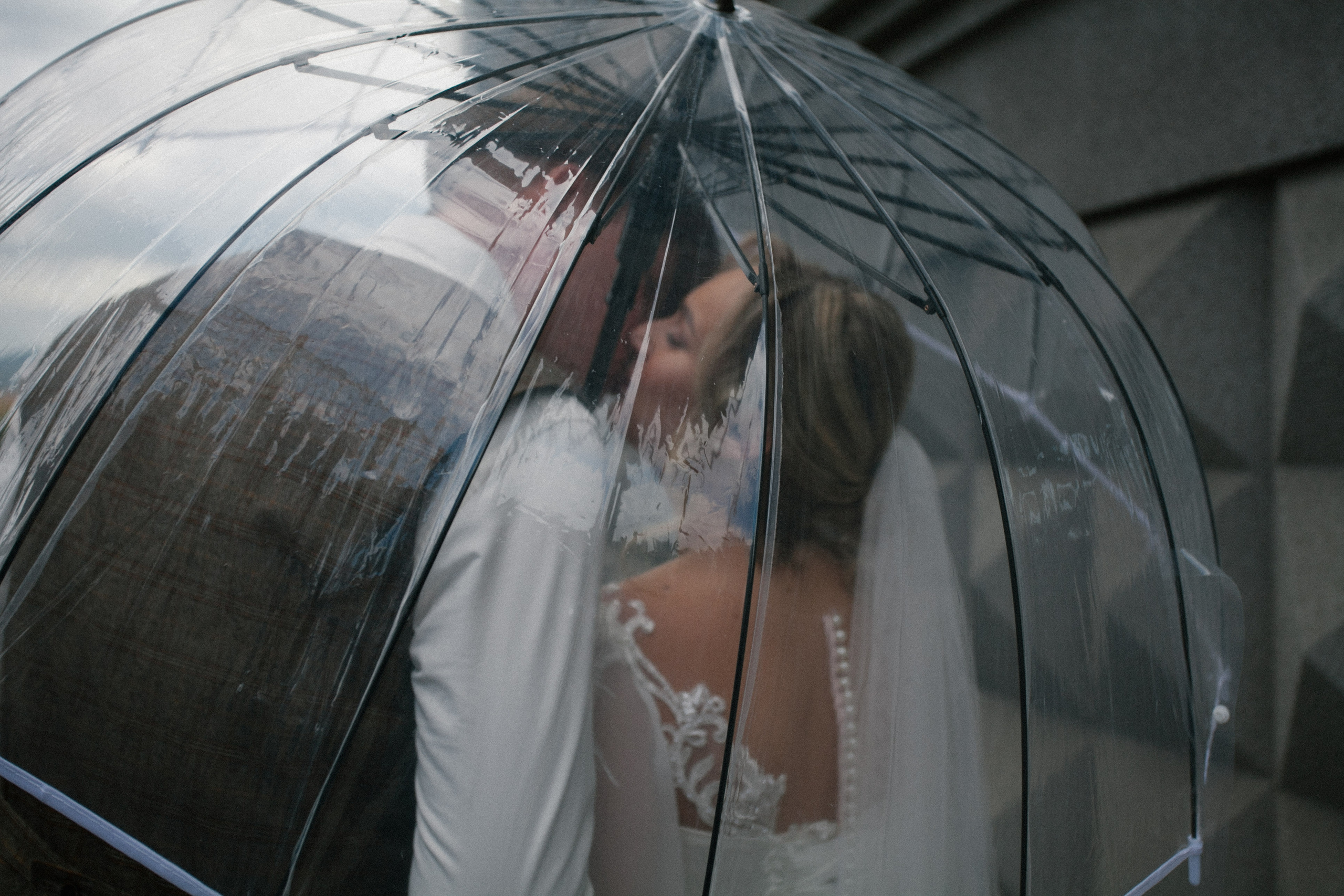 фотосессия красивая пара молодожены жених невеста свадьба бохо стиль  речной вокзал зонт