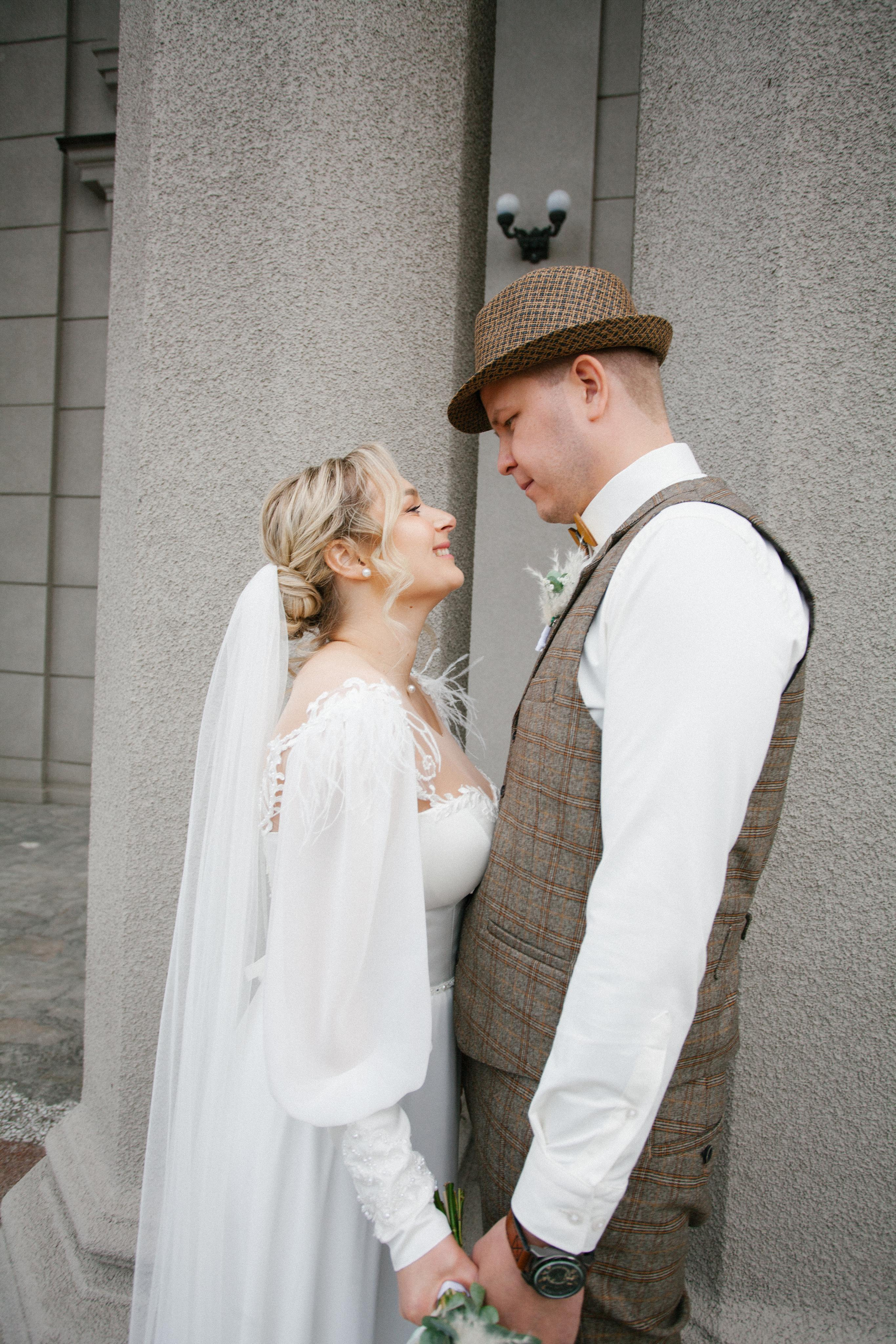 фотосессия красивая пара молодожены жених невеста свадьба бохо стиль  речной вокзал букет невесты