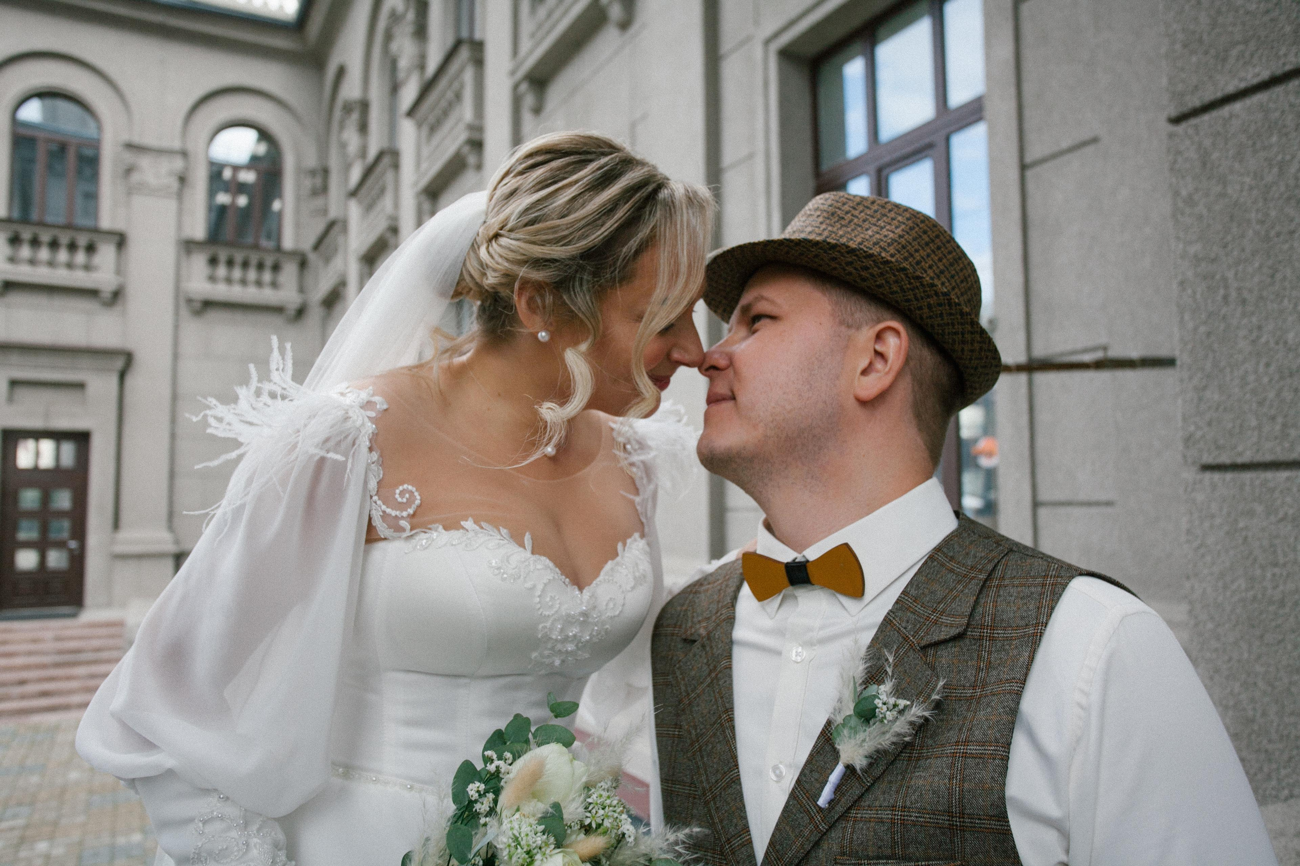 фотосессия красивая пара молодожены жених невеста свадьба бохо стиль  речной вокзал букет невесты