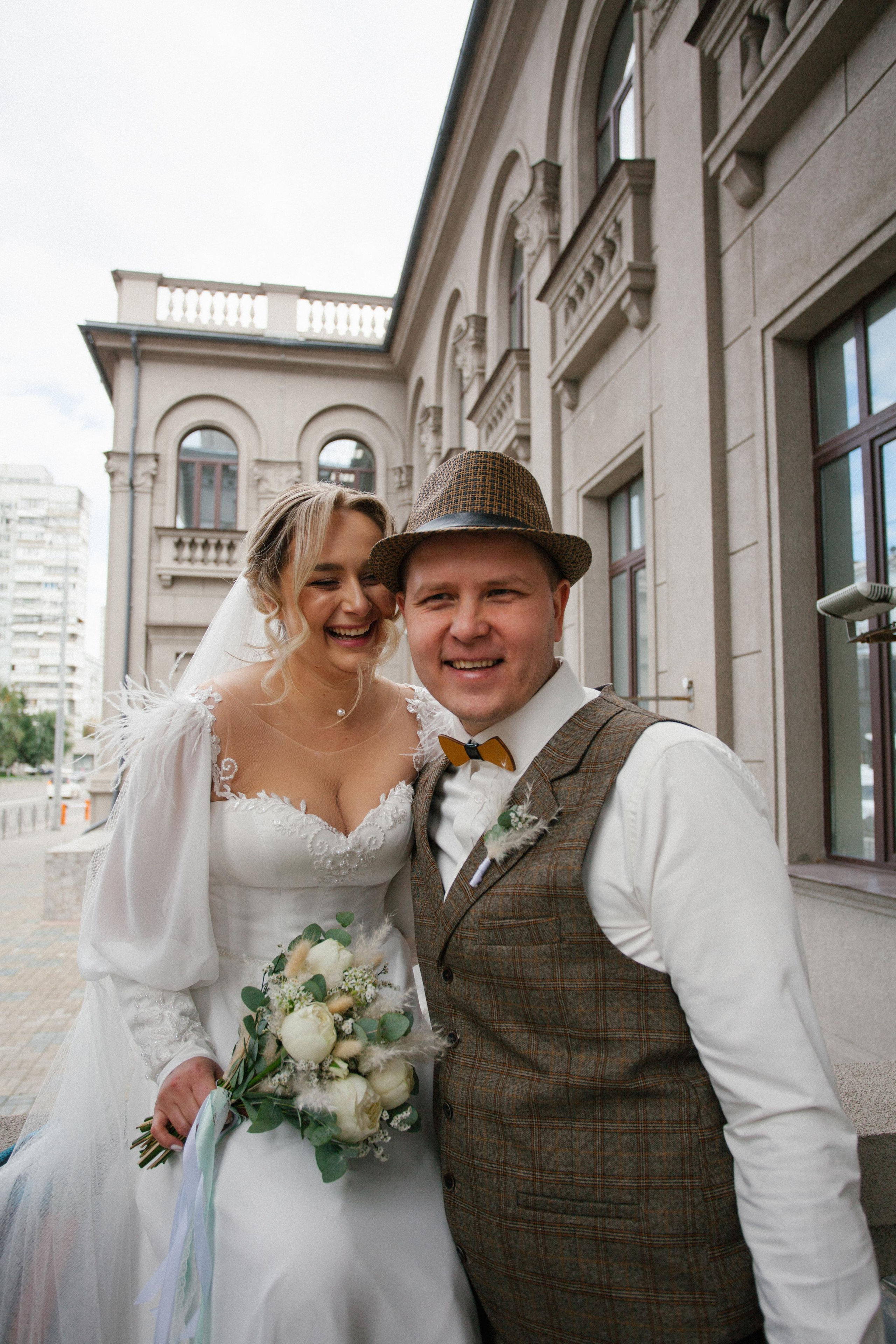 фотосессия красивая пара молодожены жених невеста свадьба бохо стиль  речной вокзал букет невесты cvt.ncz