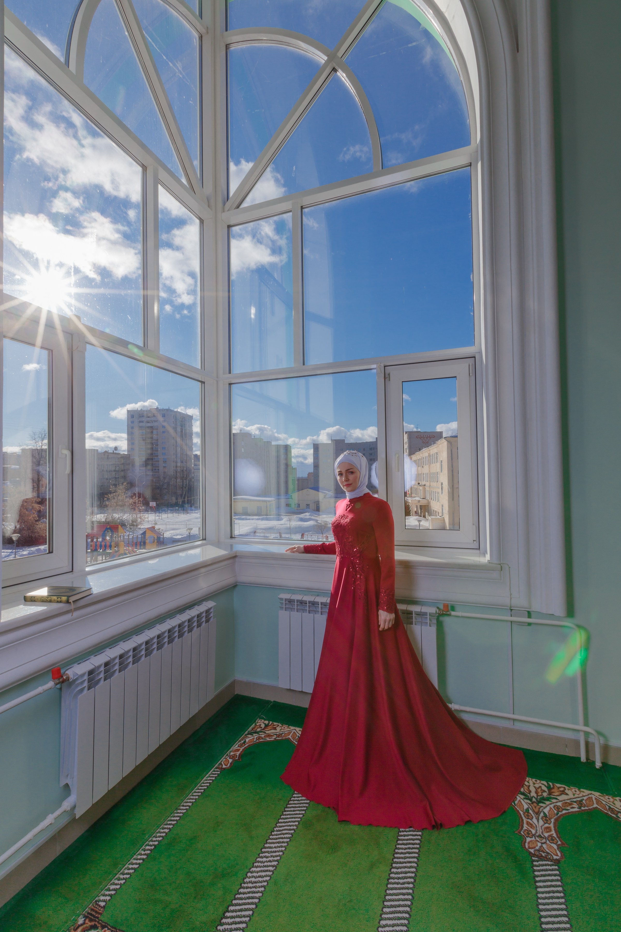 Центральная мечеть города Ижевск, невеста стоит у окна