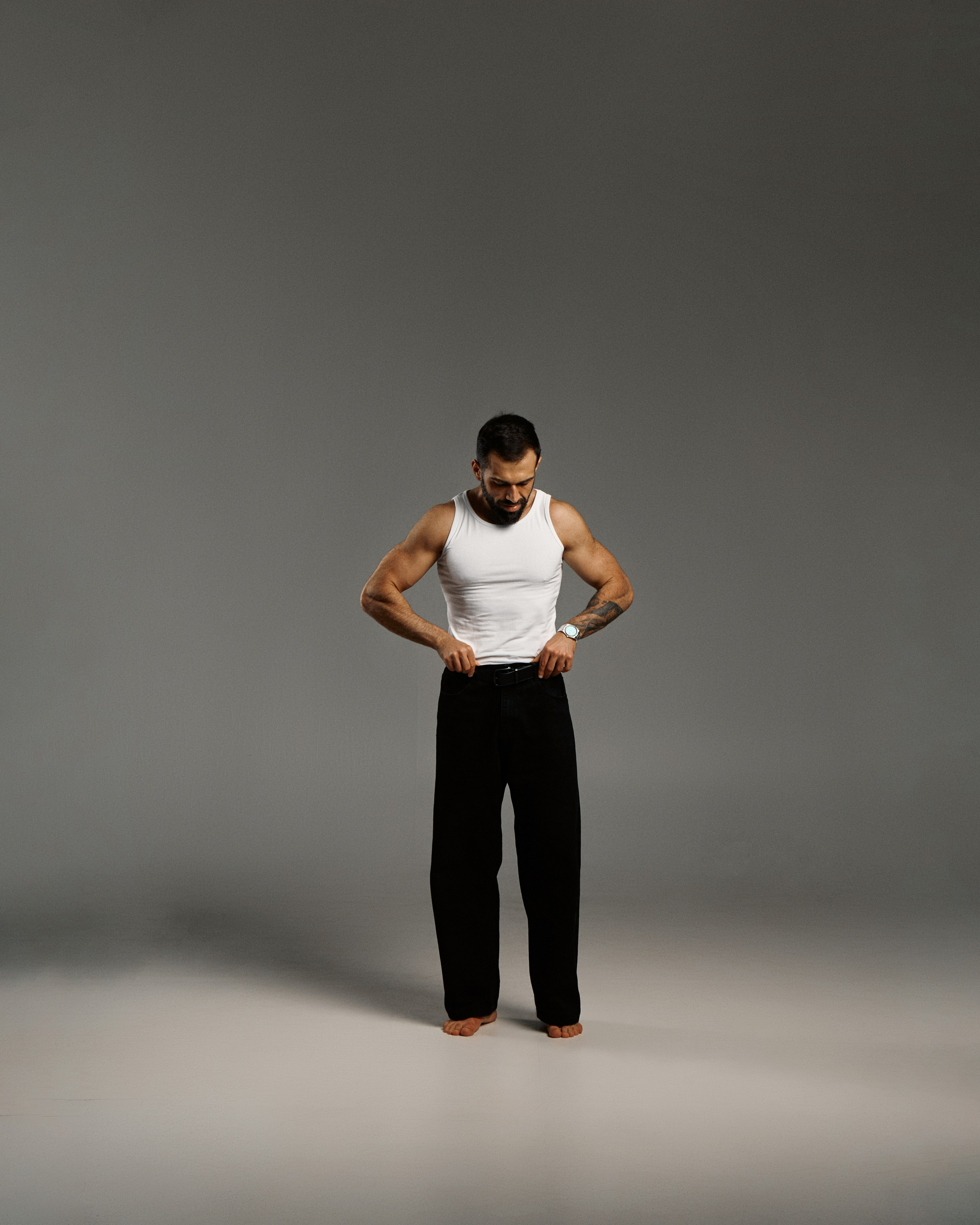 Мужской портрет в стиле фешн, спортивное телосложение