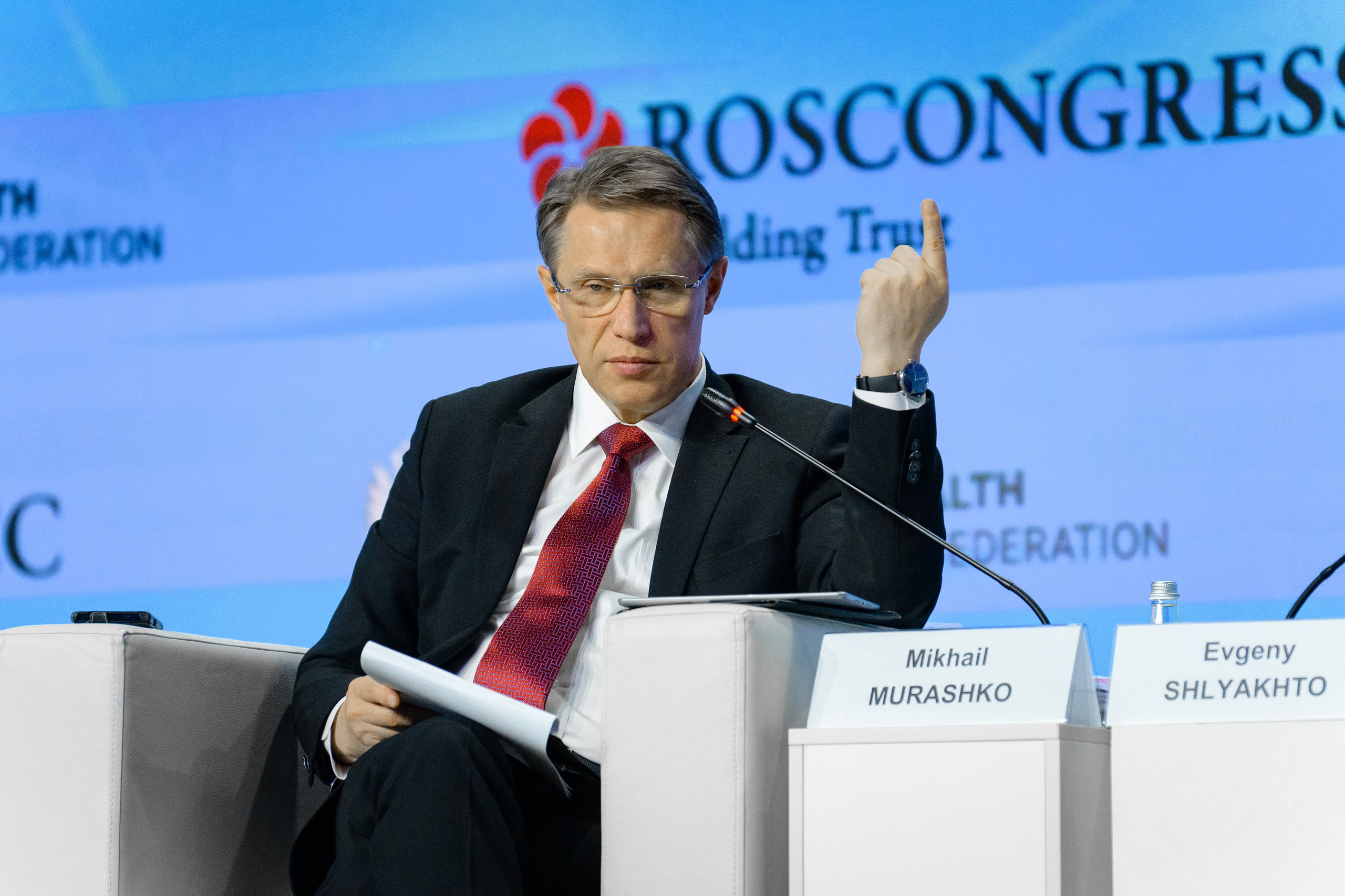 Выставки: Фотография с выставки, на которой посетители изучают представленные экспонаты. Скворцова Вероника. Татьяна Голикова. Михаил Мурашко. Единая Россия. Дума. Министр Здравоохранения. ФМБА. Правительство России. Фотография с форума, на которой участники активно участвуют в дискуссии.