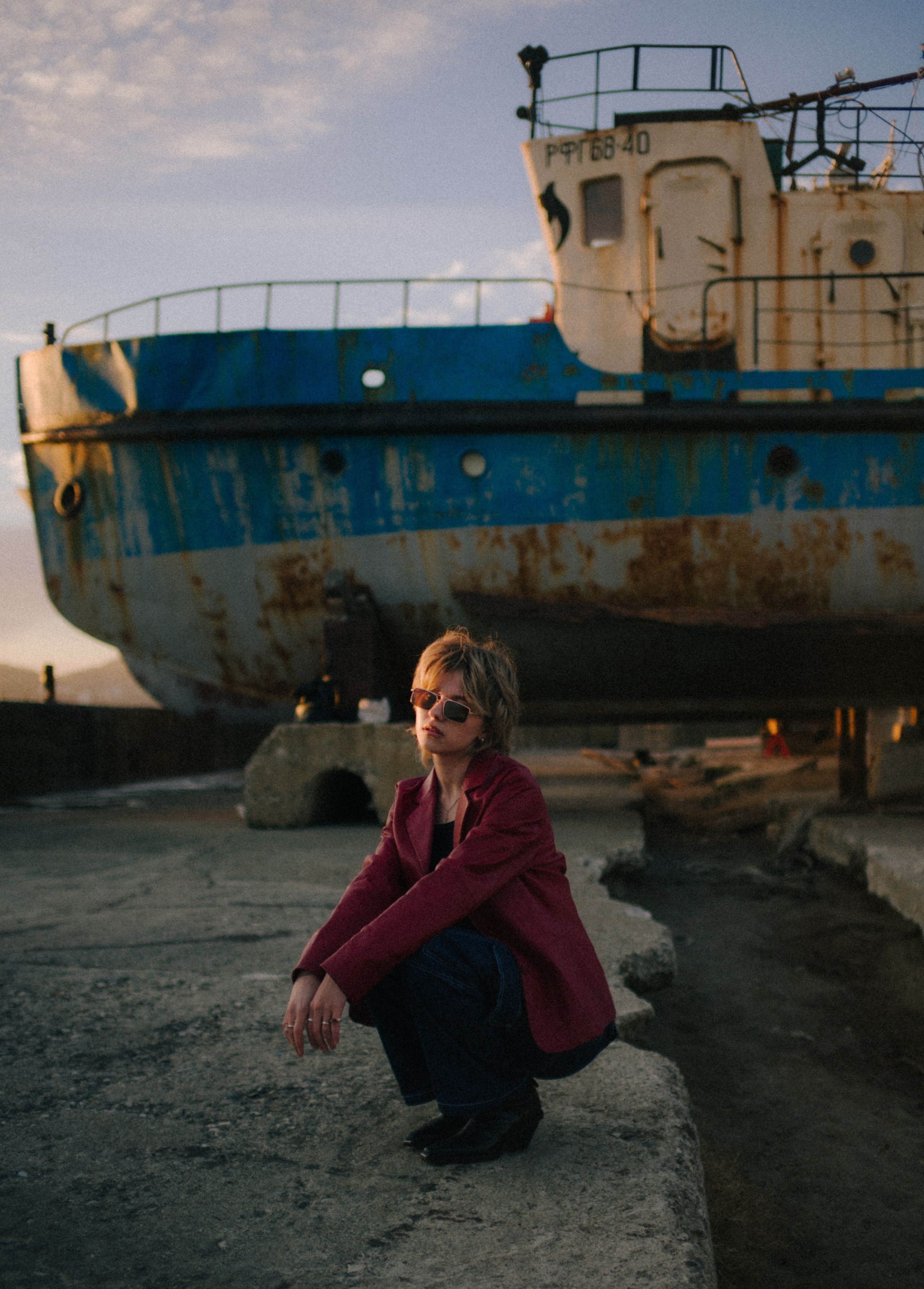 Вика среди заброшенных кораблей. Главная