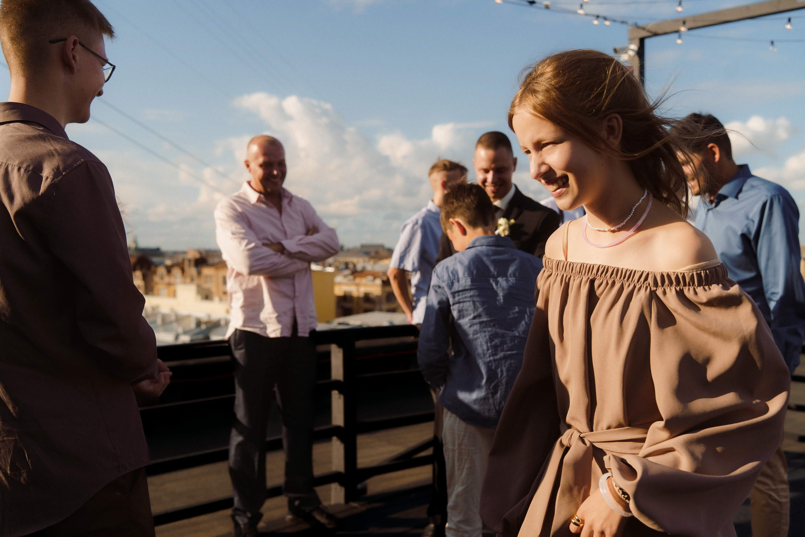 Гости на крыше Event Rest во время свадебного банкета в Петербурге