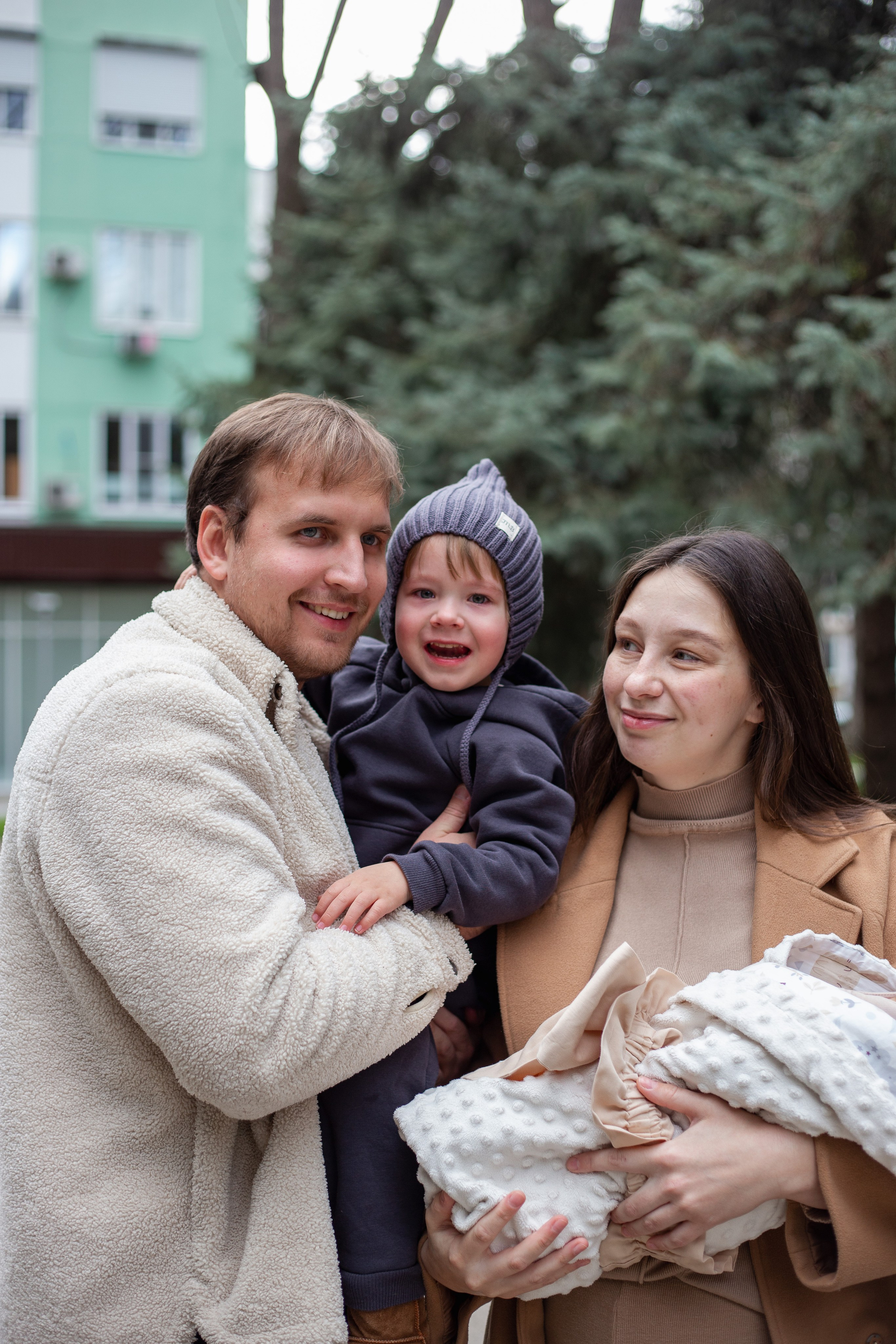 Выписка из роддома. Фотограф Краснодара, фотограф в парке Галецкого.репортажный фотограф. детский фотограф, свадебный фотограф. профессиональный фотограф