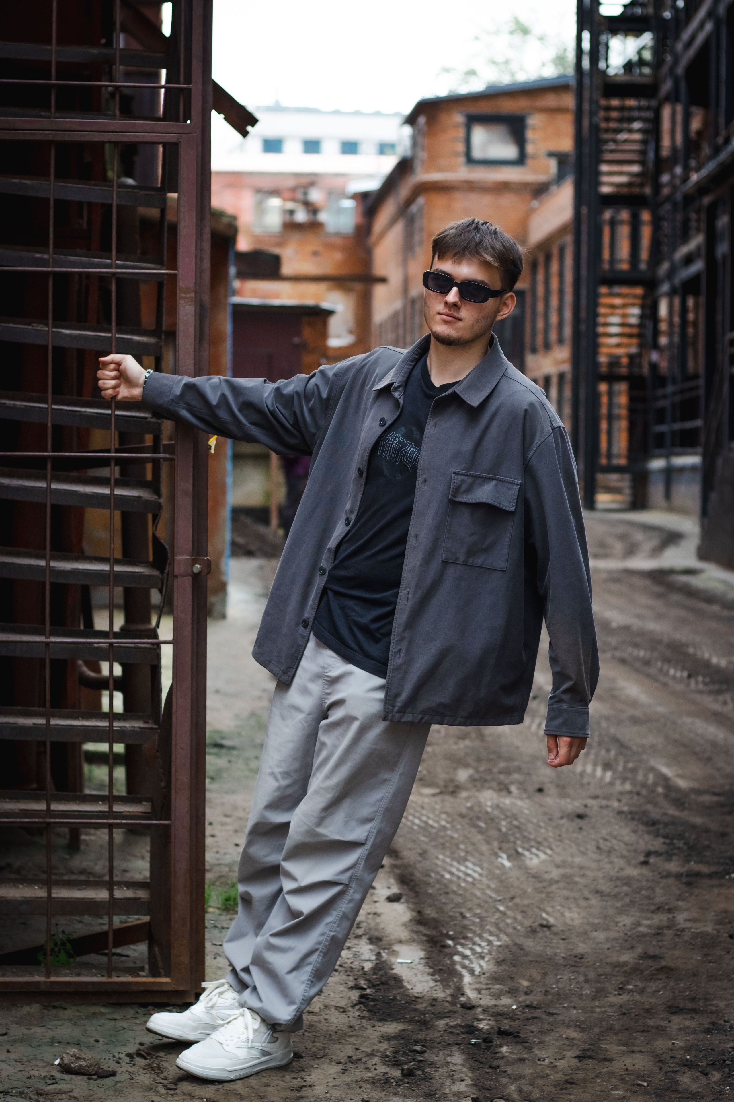 завод с грязной дорогой и модным парнем