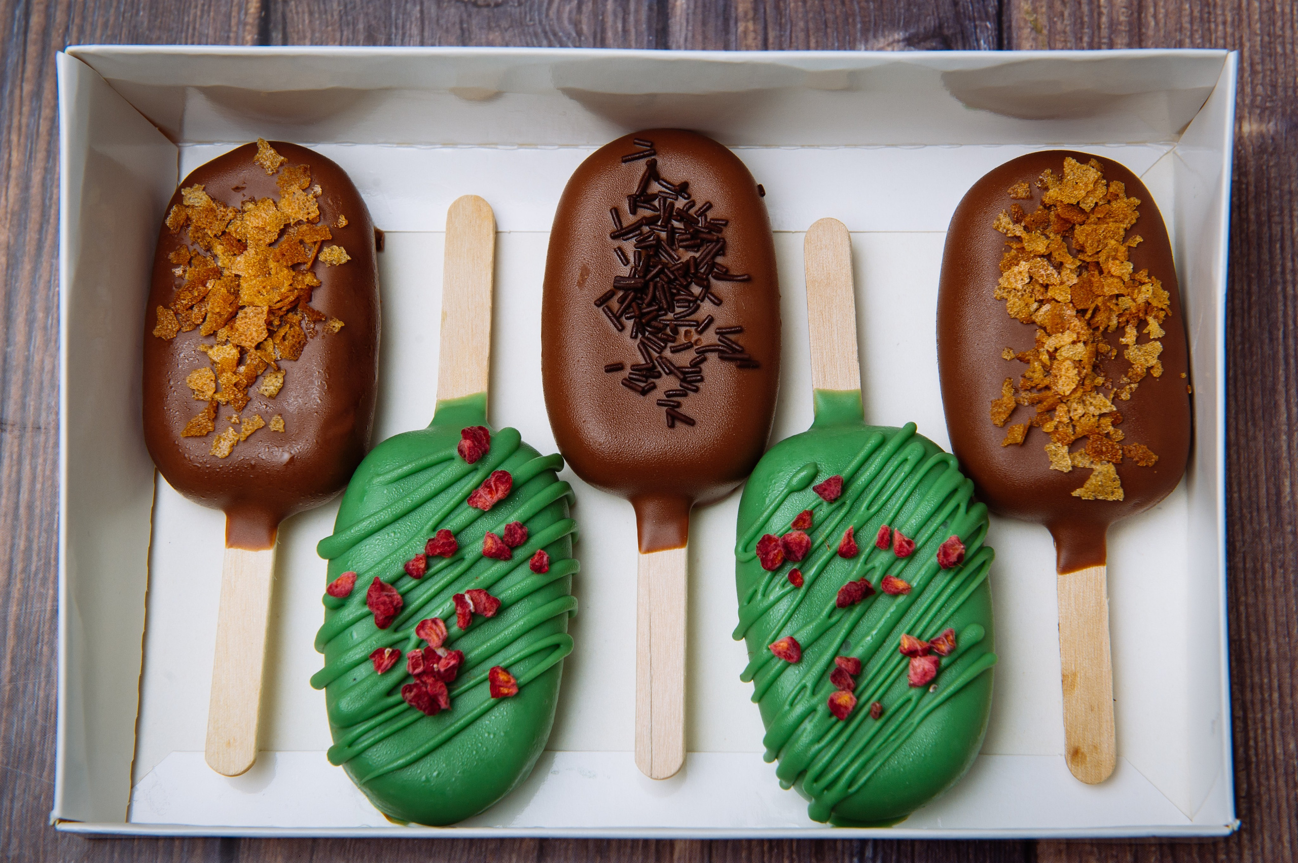 Десерт, который покоряет сердца с первого кусочка! В вы найдете самые популярные вкусы: Нежный шоколад. Изысканный шоколад с кедровым орехом. Утонченная фисташка. А еще мы создаем десерты на любой вкус! Хотите ваниль, морковный торт или красный бархат? Просто скажите, и мы воплотим ваши желания в реальность.