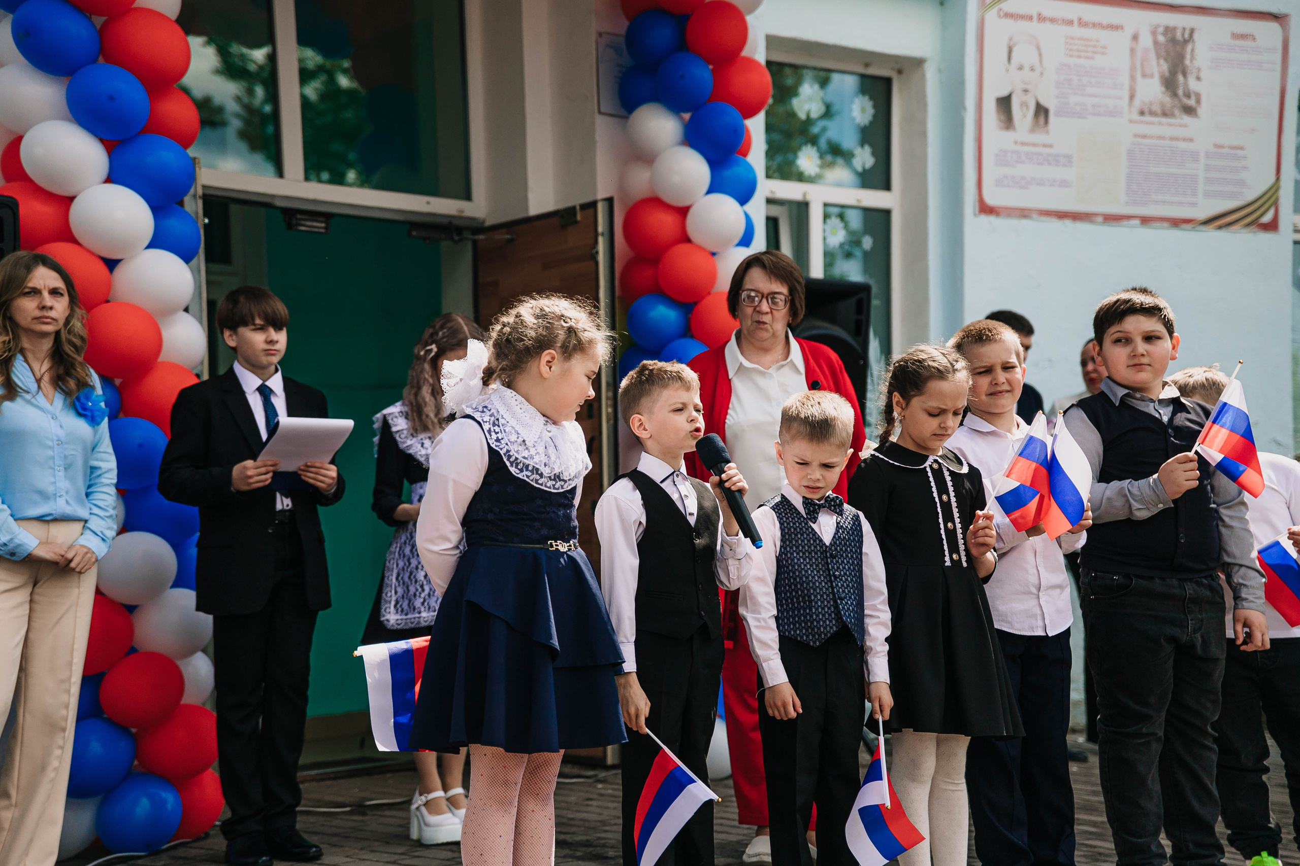 Последний звонок 9А класс МБОУ СОШ № 5 им. В. В. Смирнова, г. Невель. Фотограф Дарья Маташкова