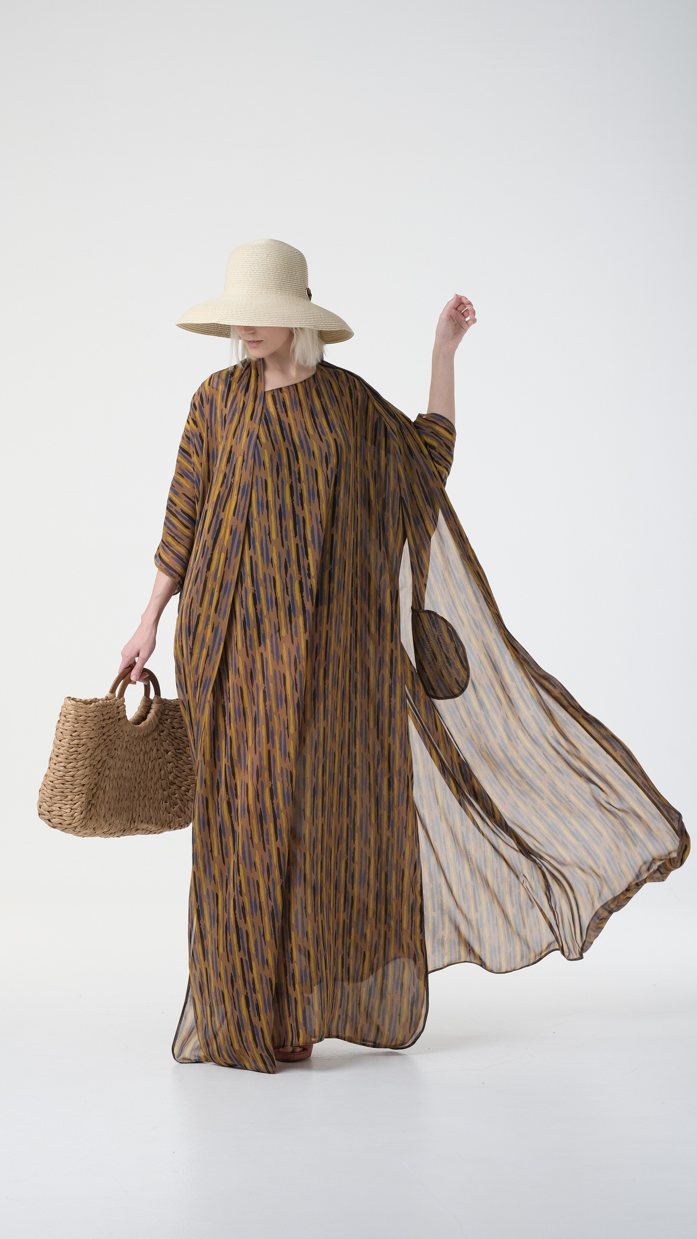 Продающая фотография в полный рост с развивающимся платьем.