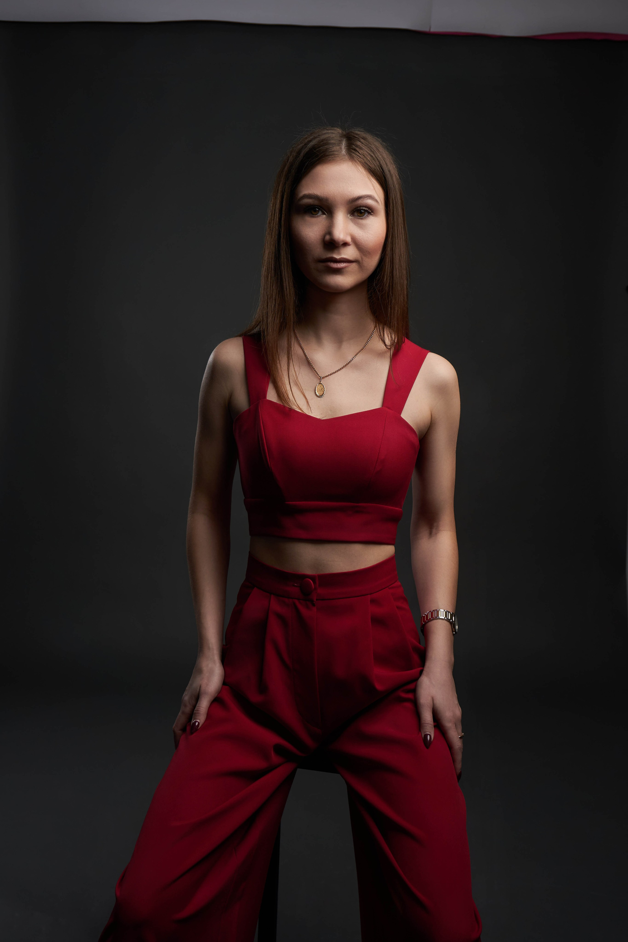 Фотосессия в Новокуйбышевске: девушка в красном летнем костюме с брюками