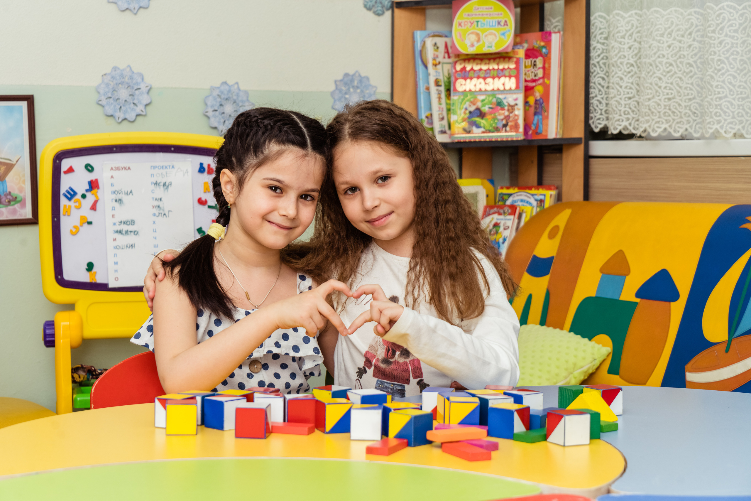 Выпускные фотокниги Фотограф для выпускников детского сада, печать фотокниг, выпускная фотосессия, виньетка на выпускной, живая анимация, оживающие фотографии, видео выпускного, выпускной фотограф, школьный фотограф, фотосессия в школе, фотосессия класса, фотосессия первоклассника, школьное видео, альбомы с оживающими фото, выпускные фотоальбомы 2024, Новороссийск, Крымск, Анапа, Геленджик, Абинск, Кабардинка, Сочи, Краснодар Краснодарский край