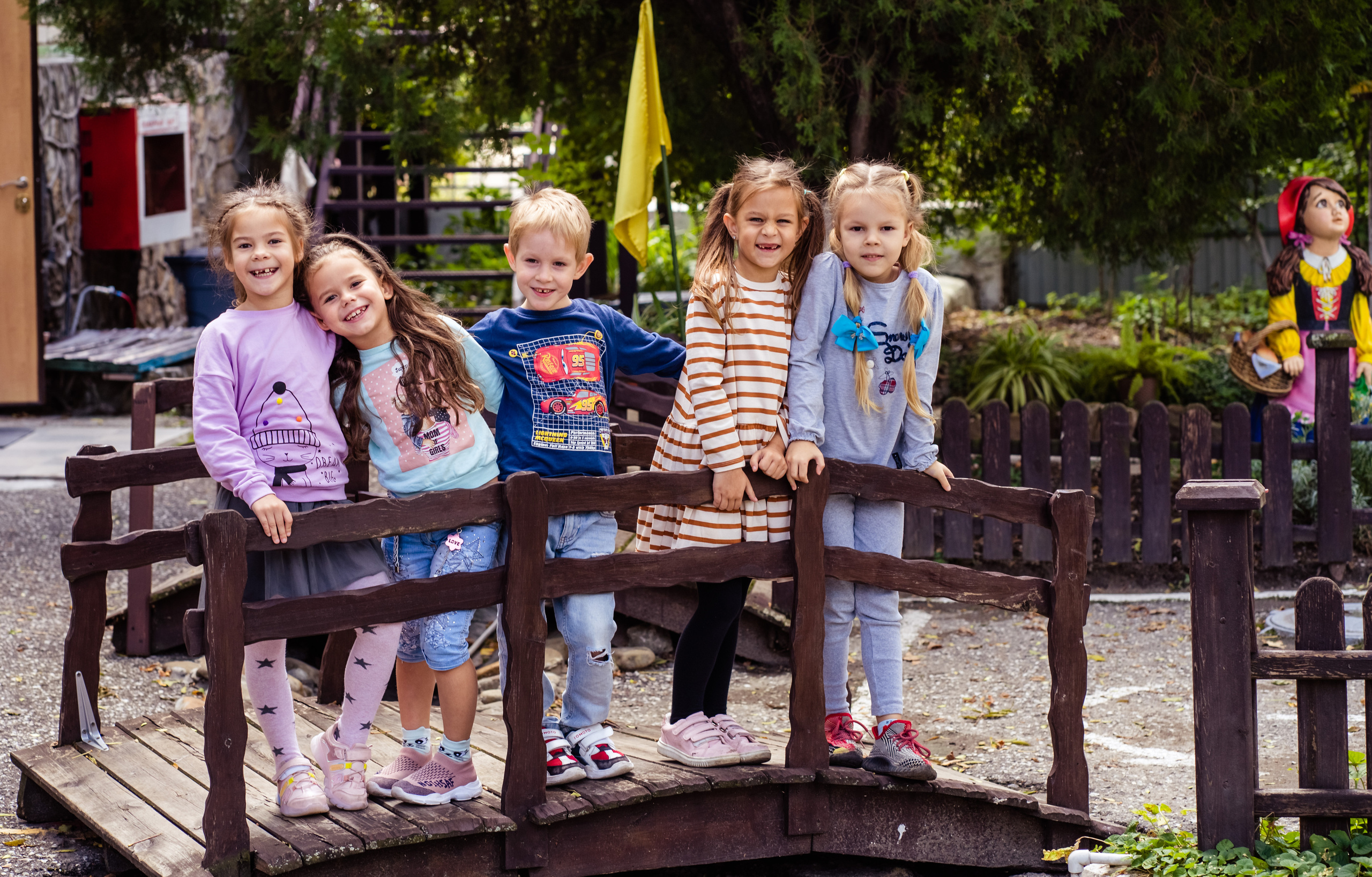 Выпускные фотокниги Фотограф для выпускников детского сада, печать фотокниг, выпускная фотосессия, виньетка на выпускной, живая анимация, оживающие фотографии, видео выпускного, выпускной фотограф, школьный фотограф, фотосессия в школе, фотосессия класса, фотосессия первоклассника, школьное видео, альбомы с оживающими фото, выпускные фотоальбомы 2024, Новороссийск, Крымск, Анапа, Геленджик, Абинск, Кабардинка, Сочи, Краснодар Краснодарский край