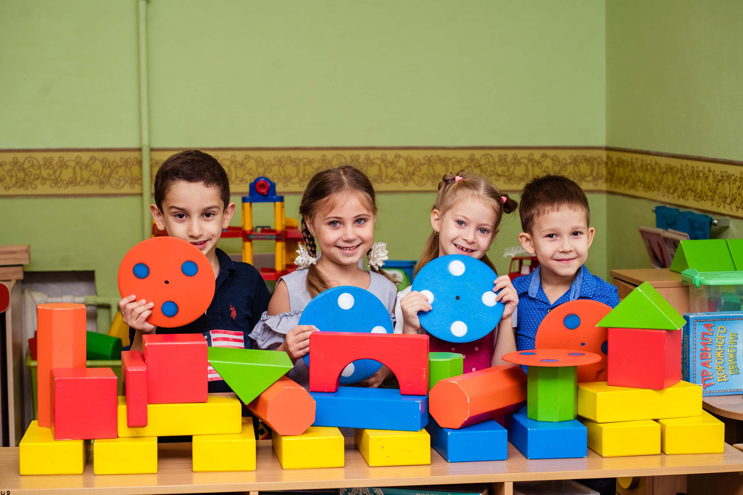 Выпускные фотокниги Фотограф для выпускников детского сада, печать фотокниг, выпускная фотосессия, виньетка на выпускной, живая анимация, оживающие фотографии, видео выпускного, выпускной фотограф, школьный фотограф, фотосессия в школе, фотосессия класса, фотосессия первоклассника, школьное видео, альбомы с оживающими фото, выпускные фотоальбомы 2024, Новороссийск, Крымск, Анапа, Геленджик, Абинск, Кабардинка, Сочи, Краснодар Краснодарский край