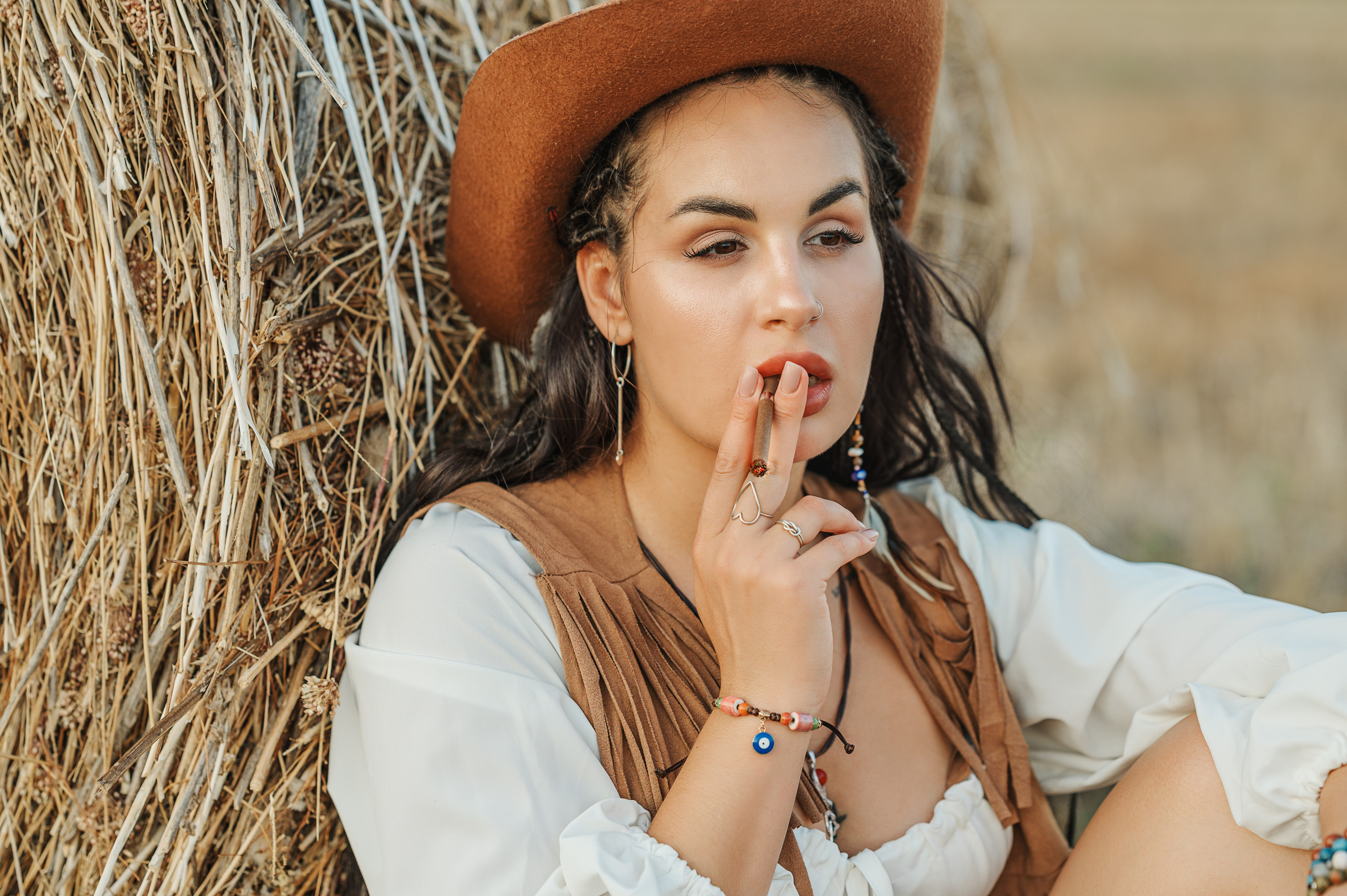 Фотосессия в стиле кантри на закате в стогах сена. Идеи для фотосессии в Крыму. Фотограф в Симферополе и по Крыму Ольга Топоривская. Лучшие места для фотосессий в Крыму.