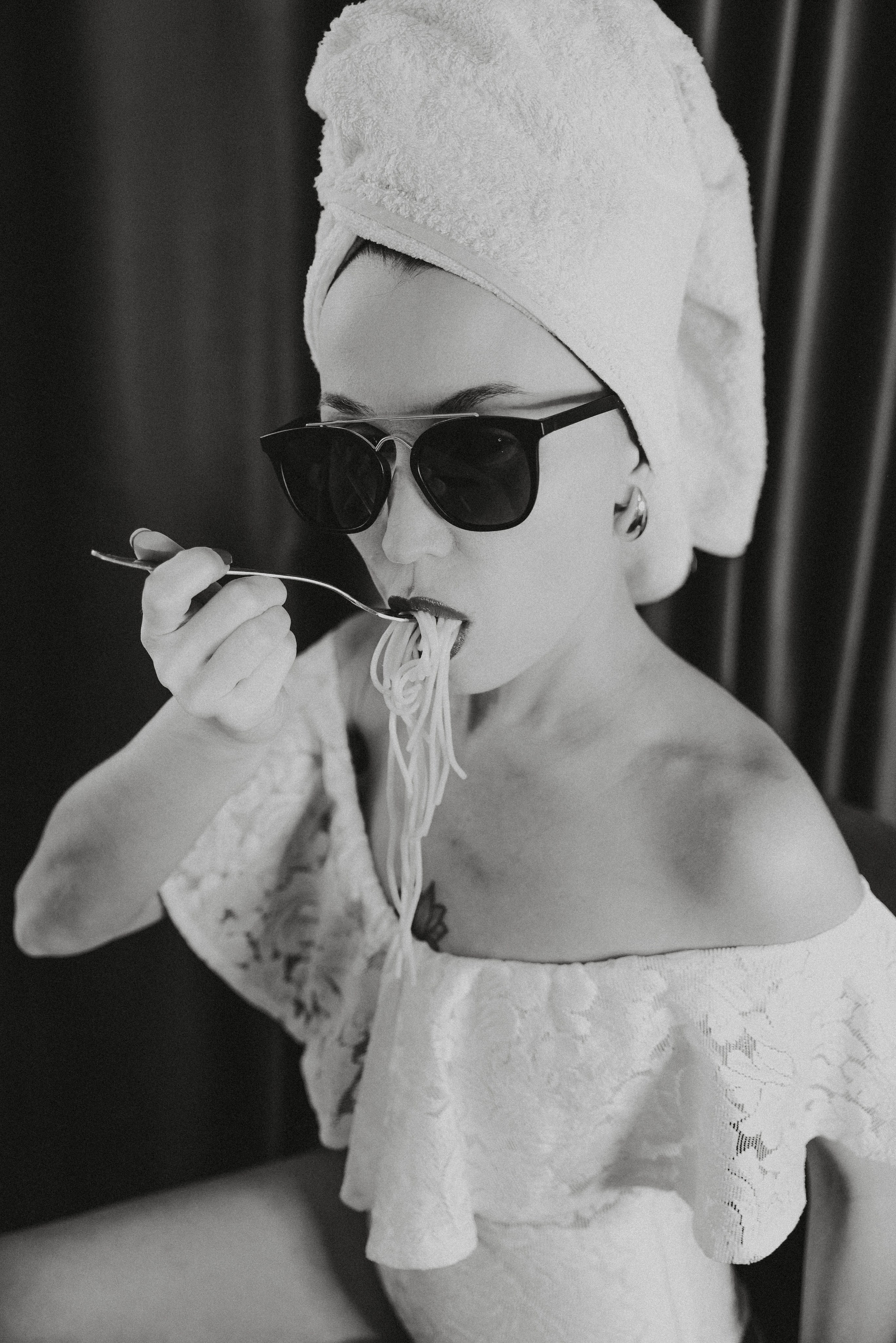 девушка ест спагетти