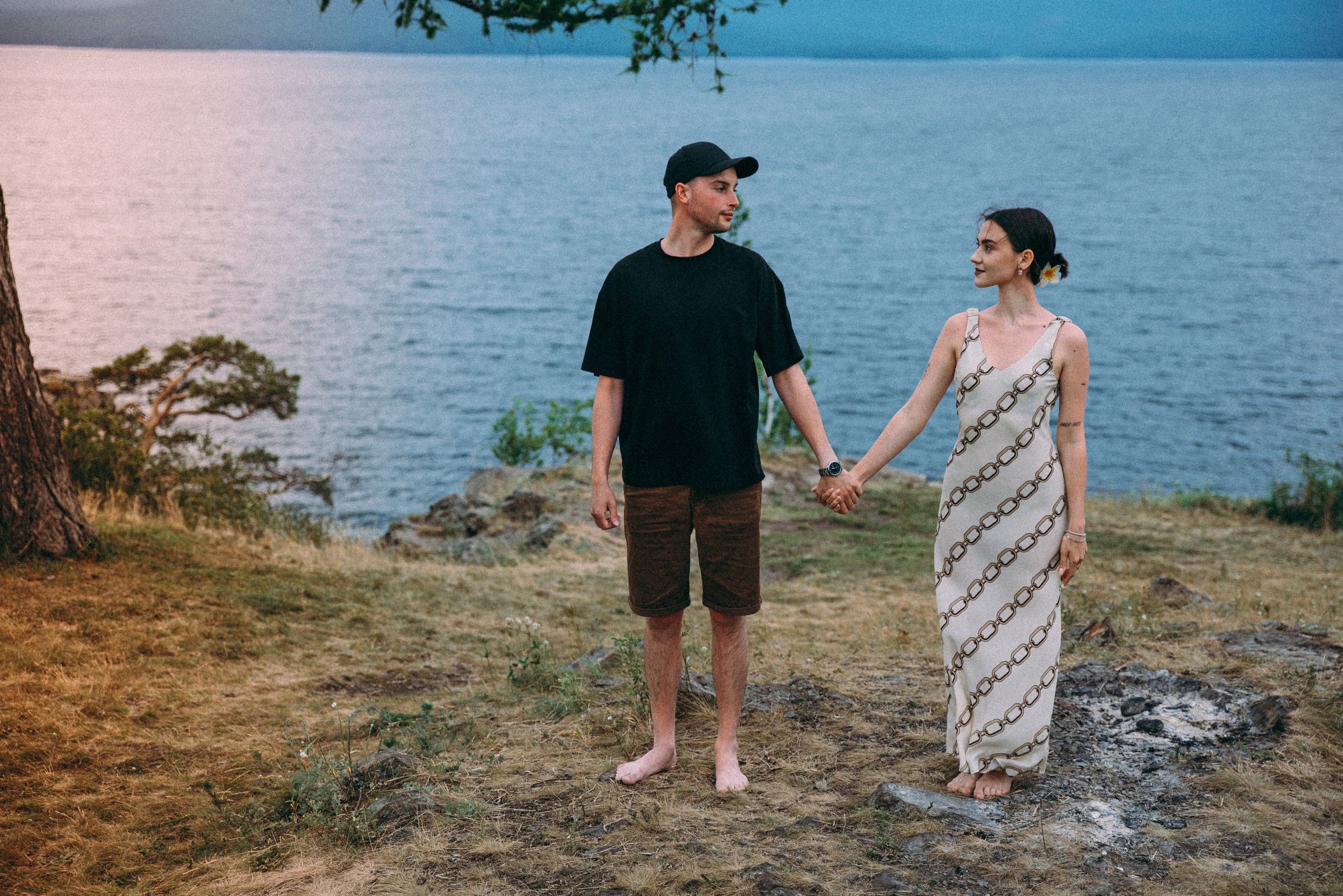 как старое фото держатся за руки и стоят прямо