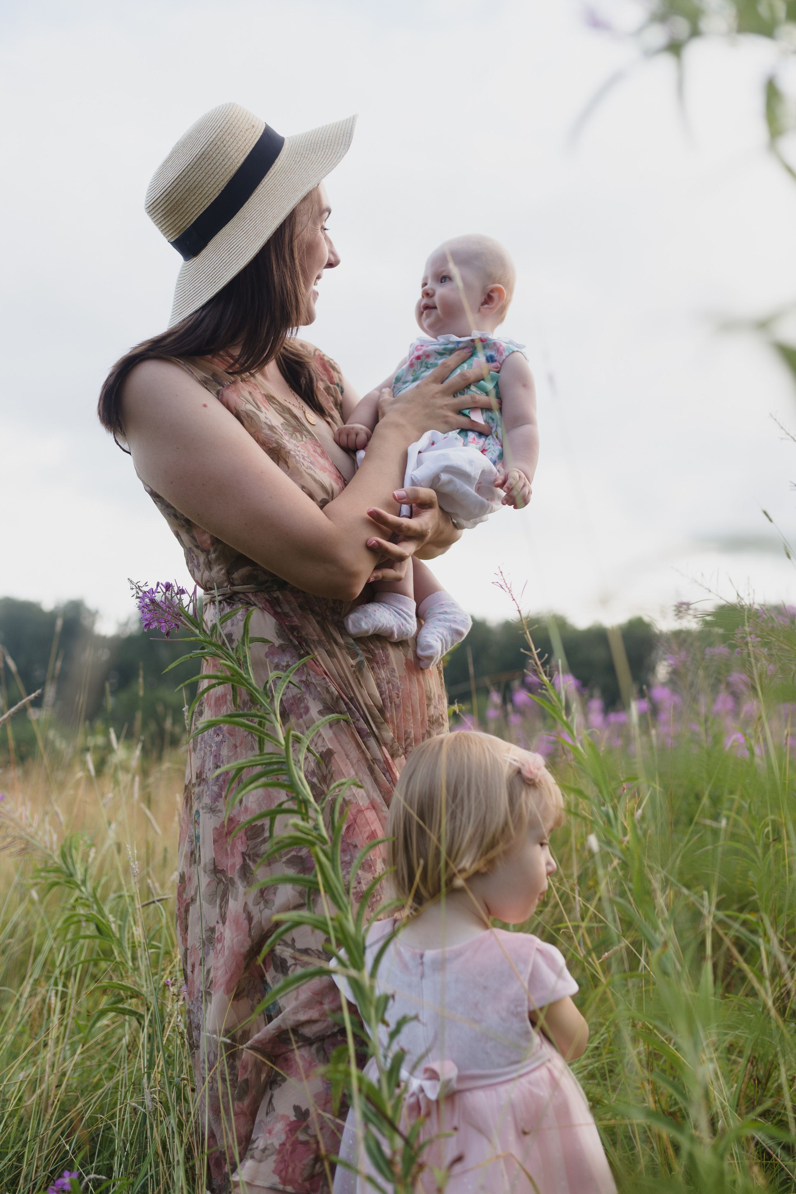 в поле с шляпкой