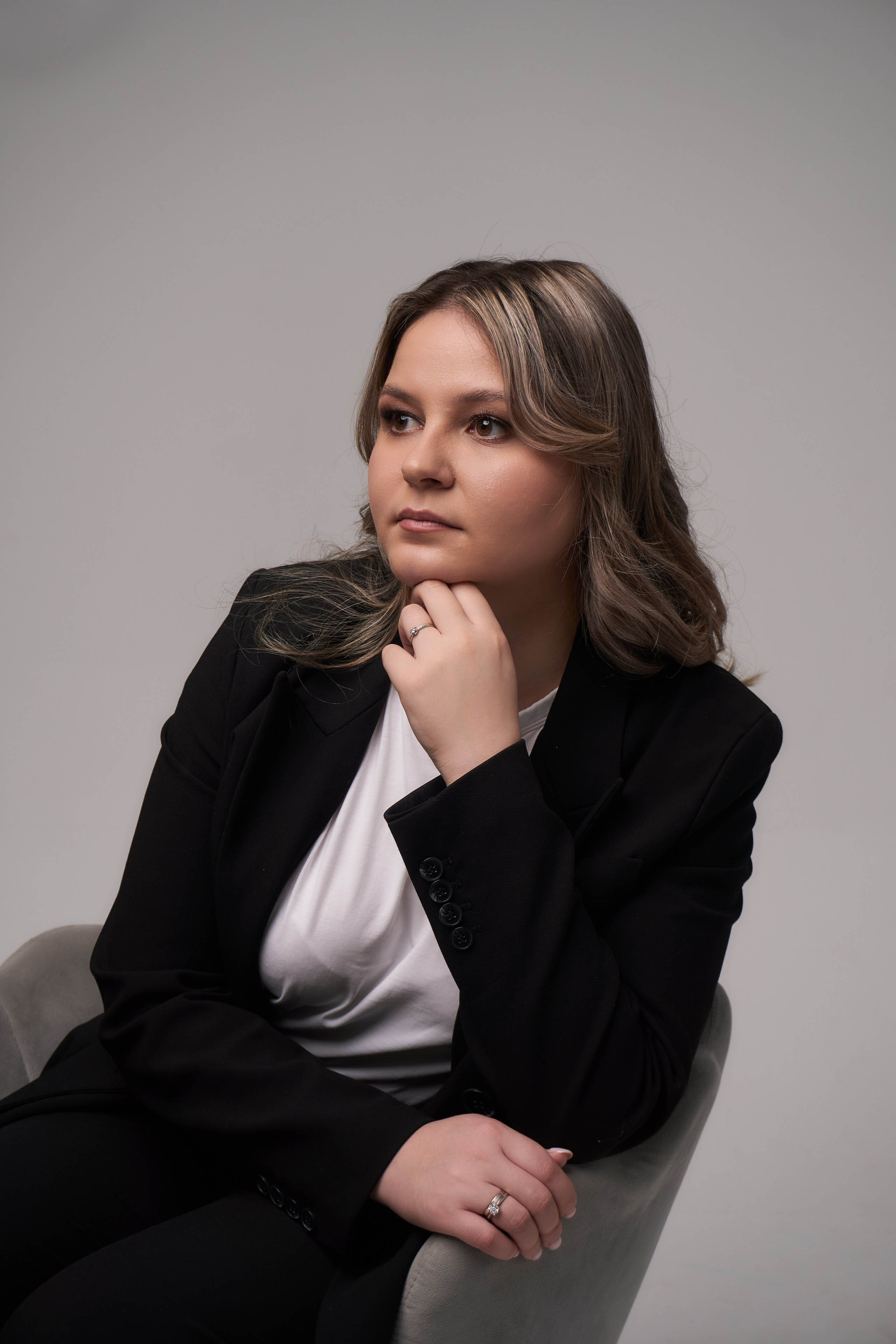 Бизнес портрет: девушка в чёрном брючном костюме.