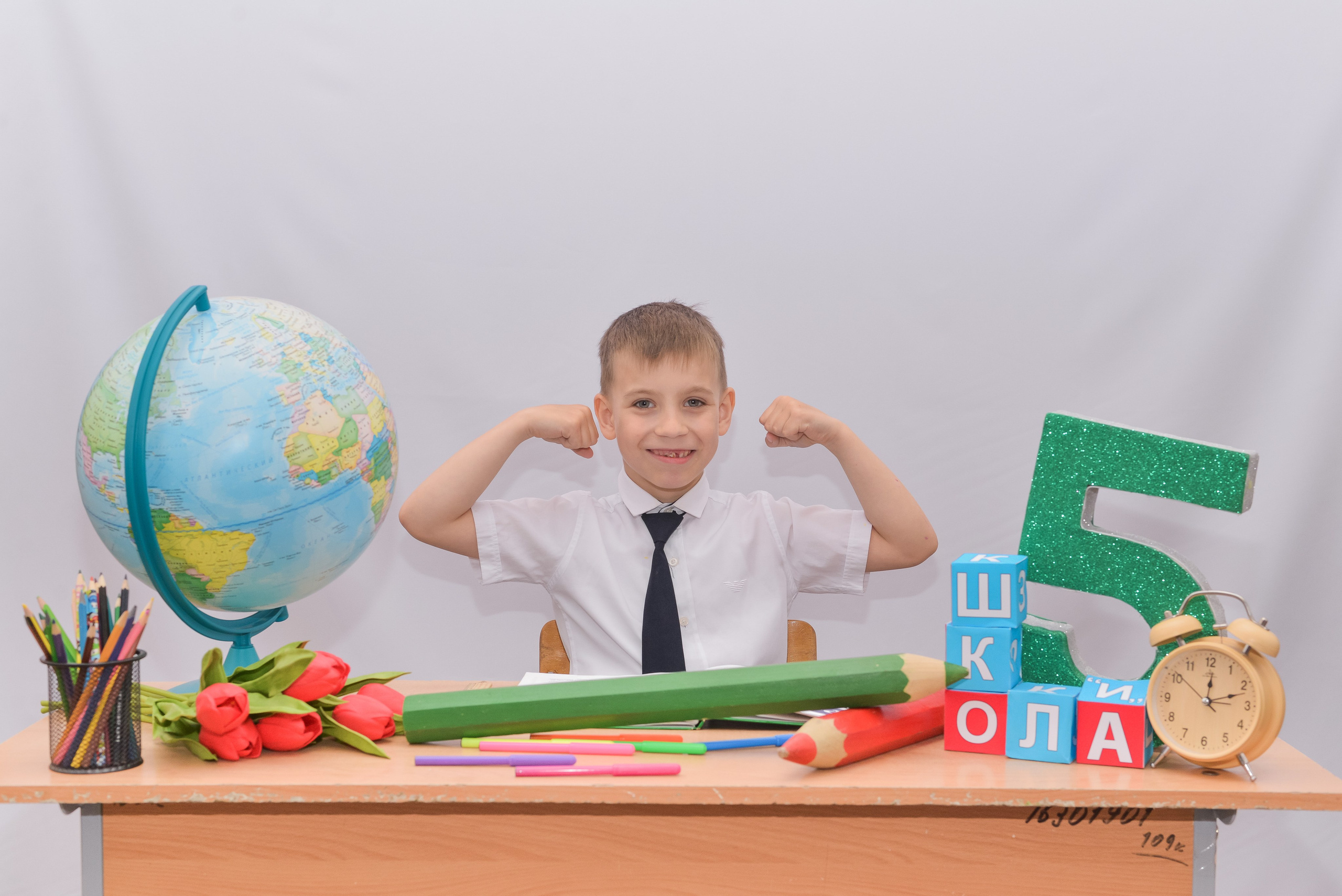 Первоклашки на белом фоне. Детский и школьный фотограф в Костанае Рабига Сейткенова
