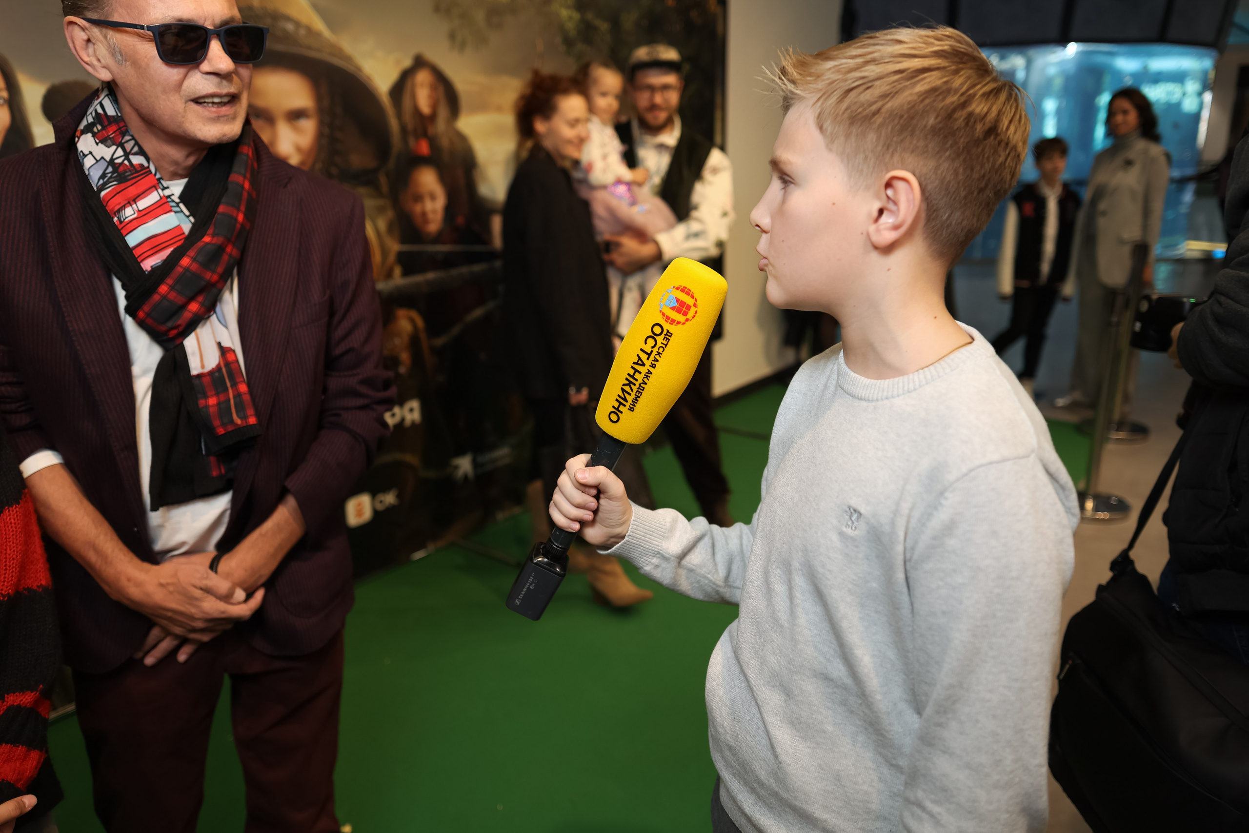 Школа «Останкино» на премьере Робин Гуд. Репортажный фотограф видеограф в Москве Ольга Плаксина