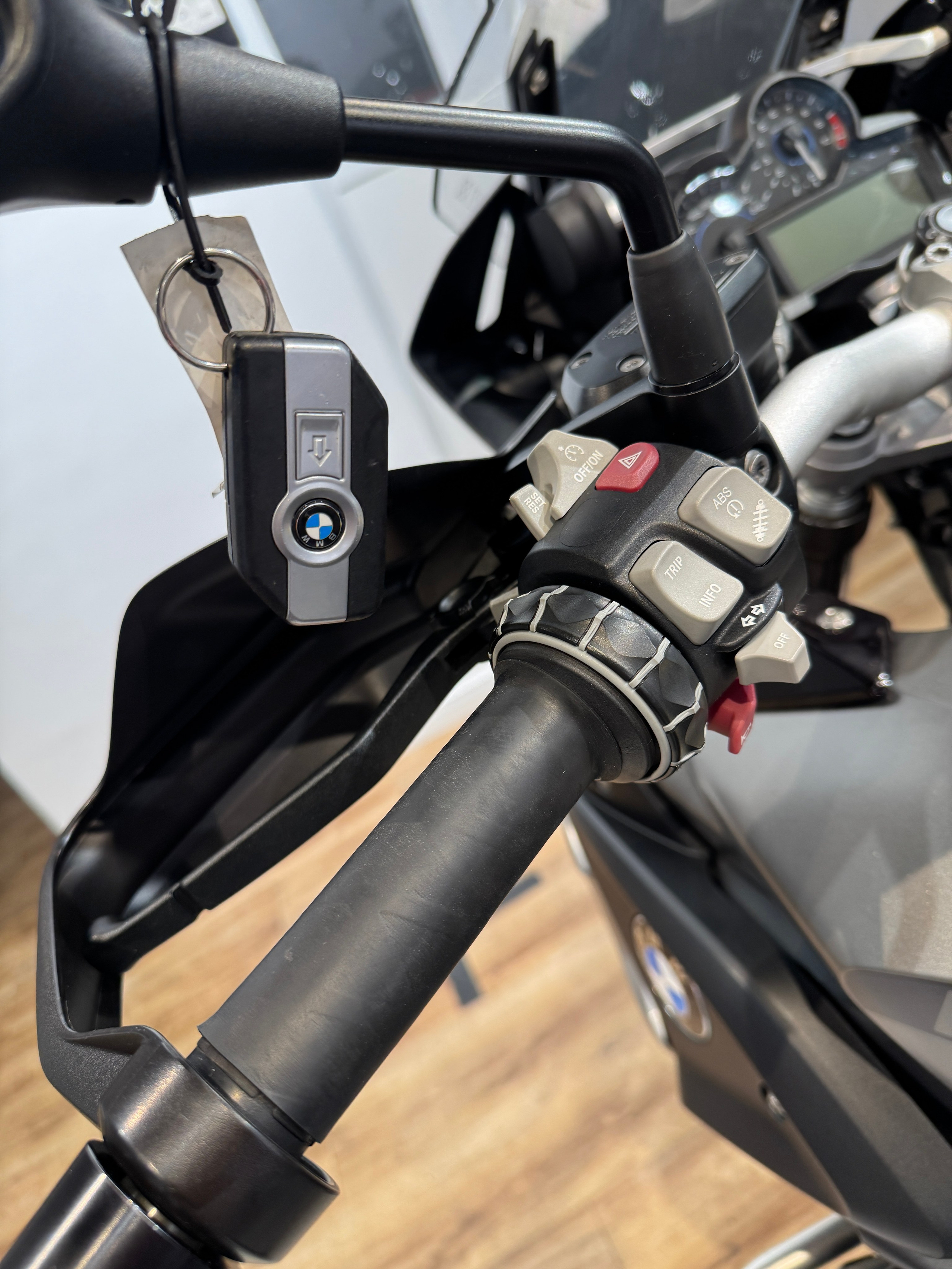 2015 BMW R1200GS Black/Agate Grey — подробнее на сайте. Hello Davidson, Москва. Только хорошие мотоциклы…