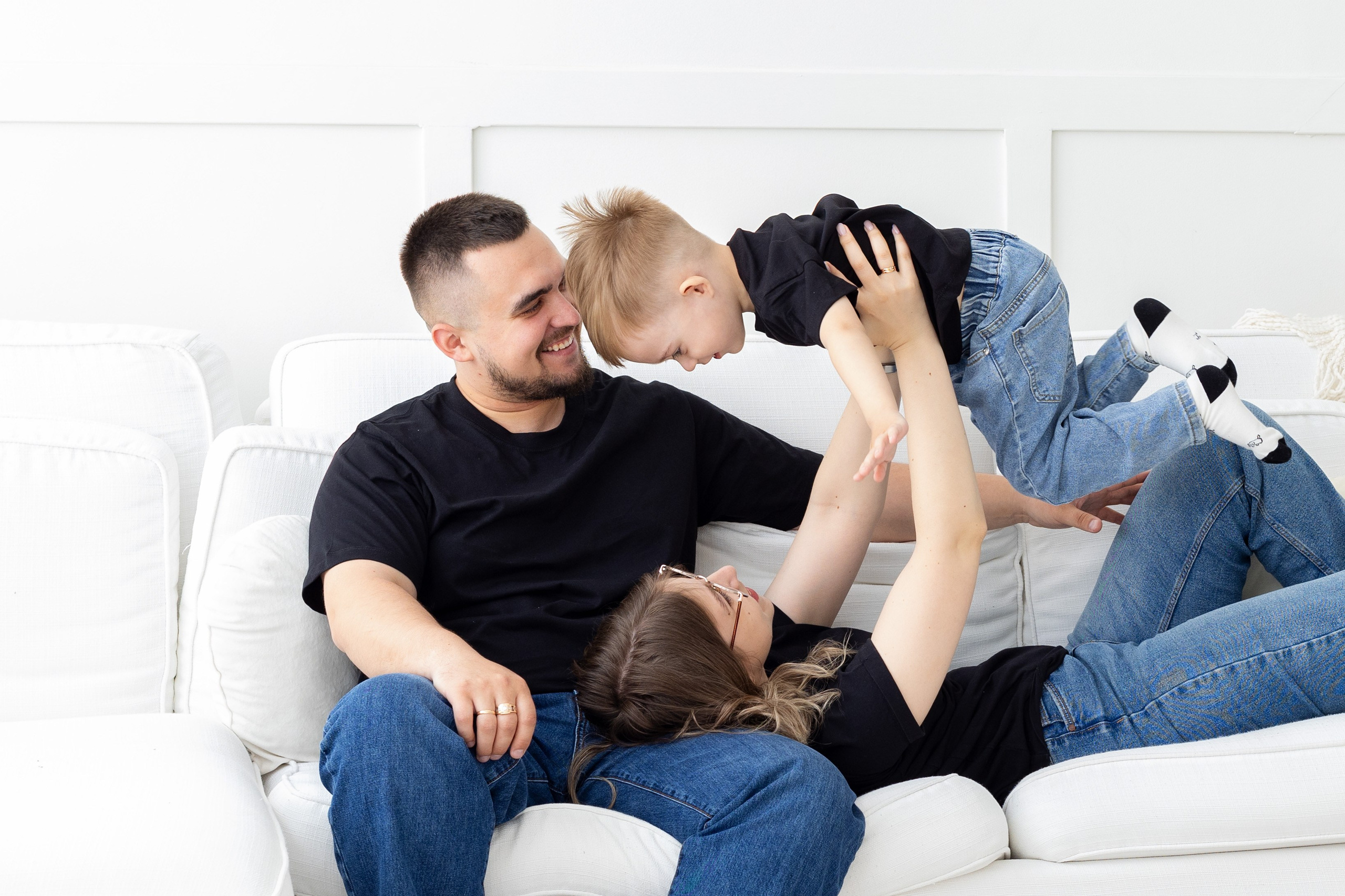 Семейная фотосессия в студии (Михаил, Крестина и Макар). Женский фотограф в Орске Новотроицке Динара Долганова