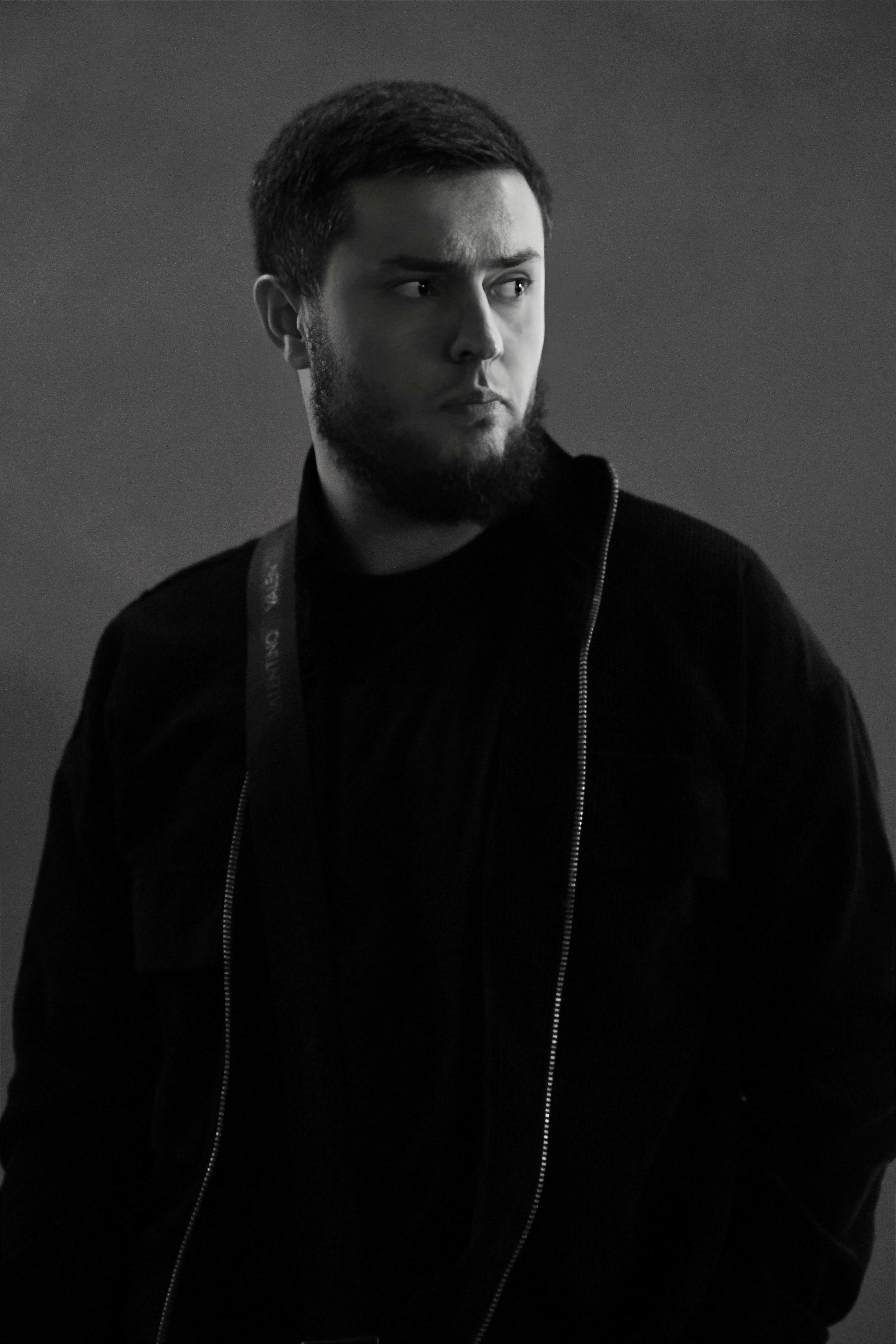 Мужской портрет. Контакты