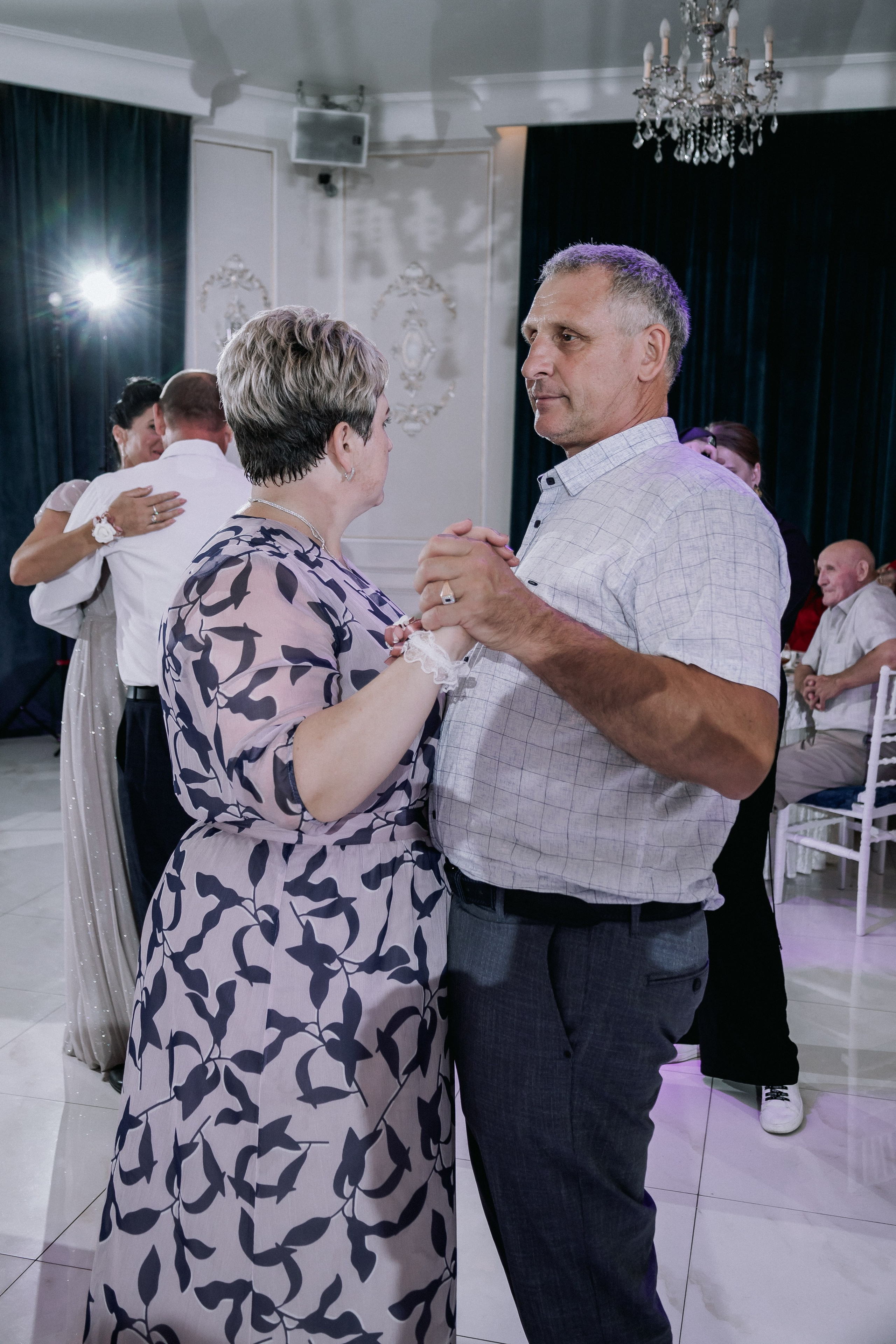 Свадебная прогулка. Эвелина и Дмитрий. Свадебная фотография. Арина Рубах