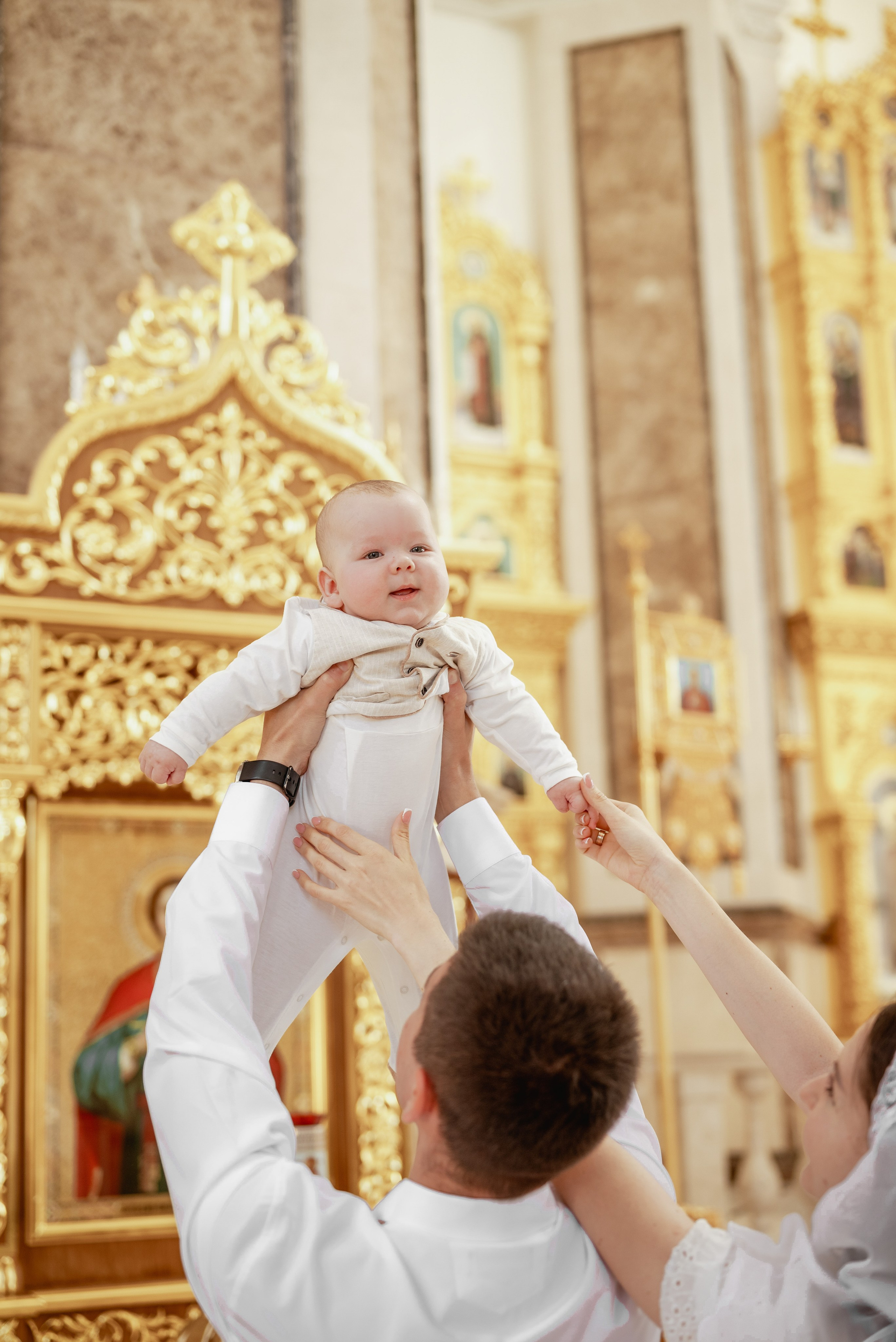 Крещение в светлом храме. Юлия Басня семейный и свадебный фотограф в Донецке