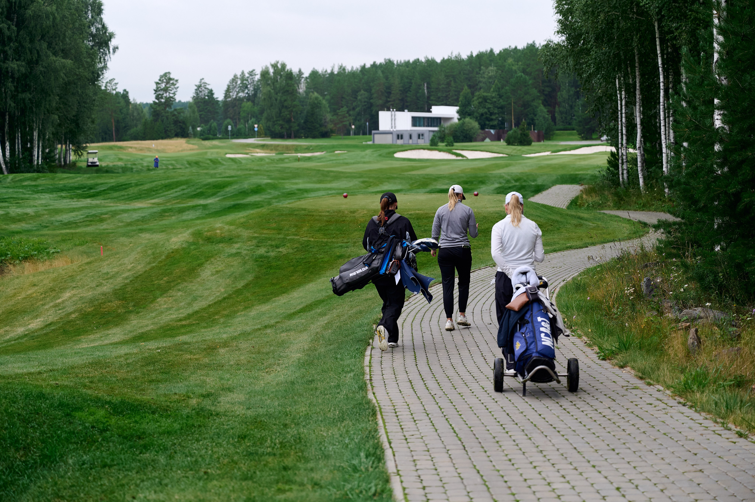тренировка профессиональных игроков в гольф на турнире в Екатеринбурге