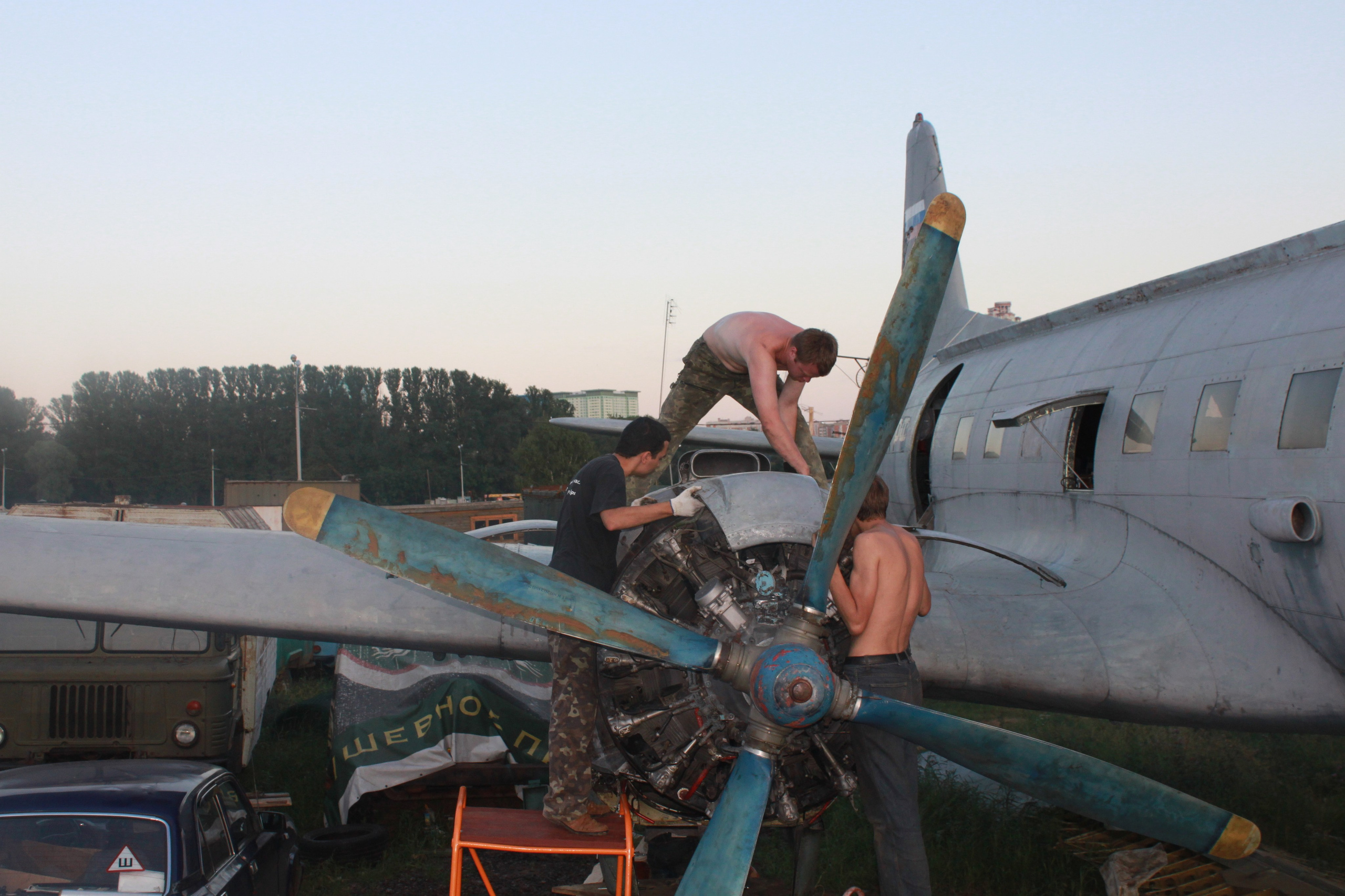 Ил-14Т «Голубая Мечта» работы в Тушино (2011 г.). Фотоальбом показывающий увлекательный мир авиации и мир медведей Андрея Иванова