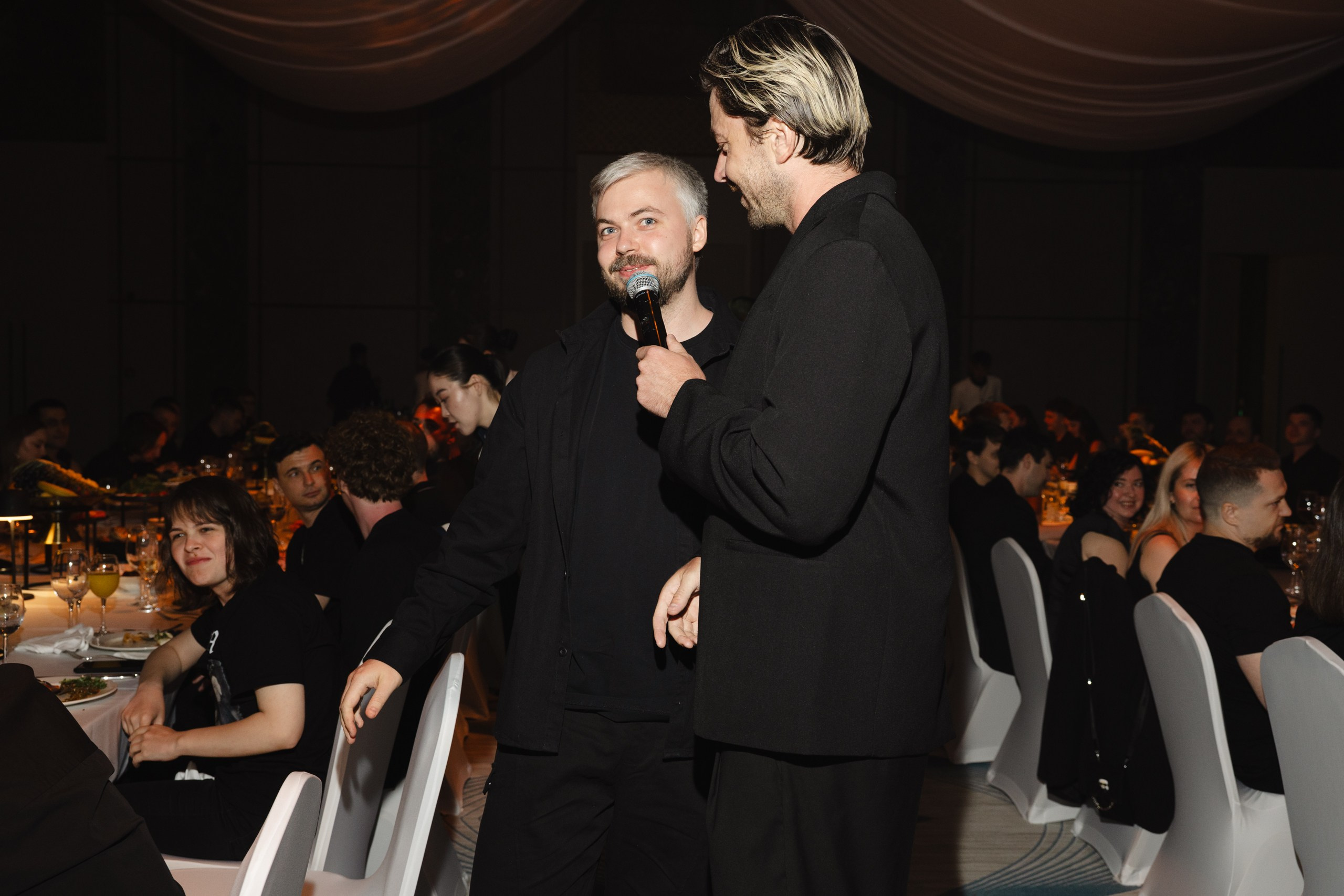 Здравствуйте! Я свадебный фотограф из Ульяновска, работаю в том числе по всей России и с выездом за границу. Снимаю свадьбы, lovestory, корпоративы, светский репортаж. Провожу обучение по фотографии, мастер-классы и воркшопы для других фотографов.