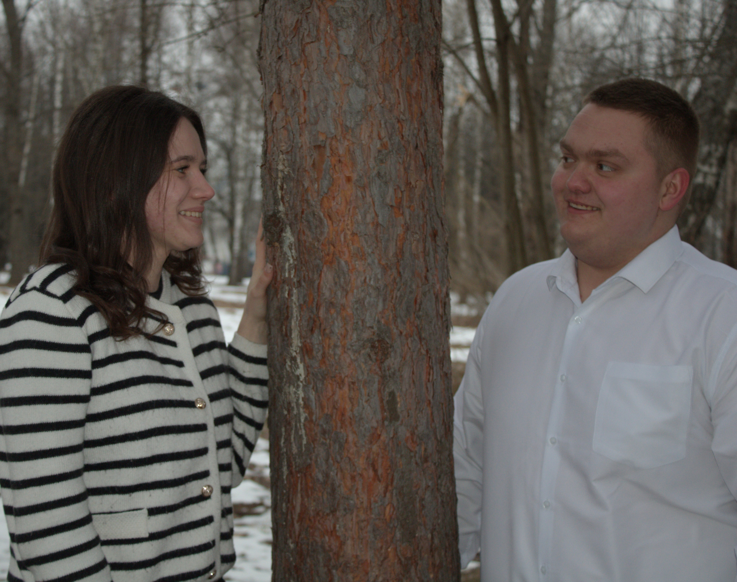 парень и девушка гуляют в парке