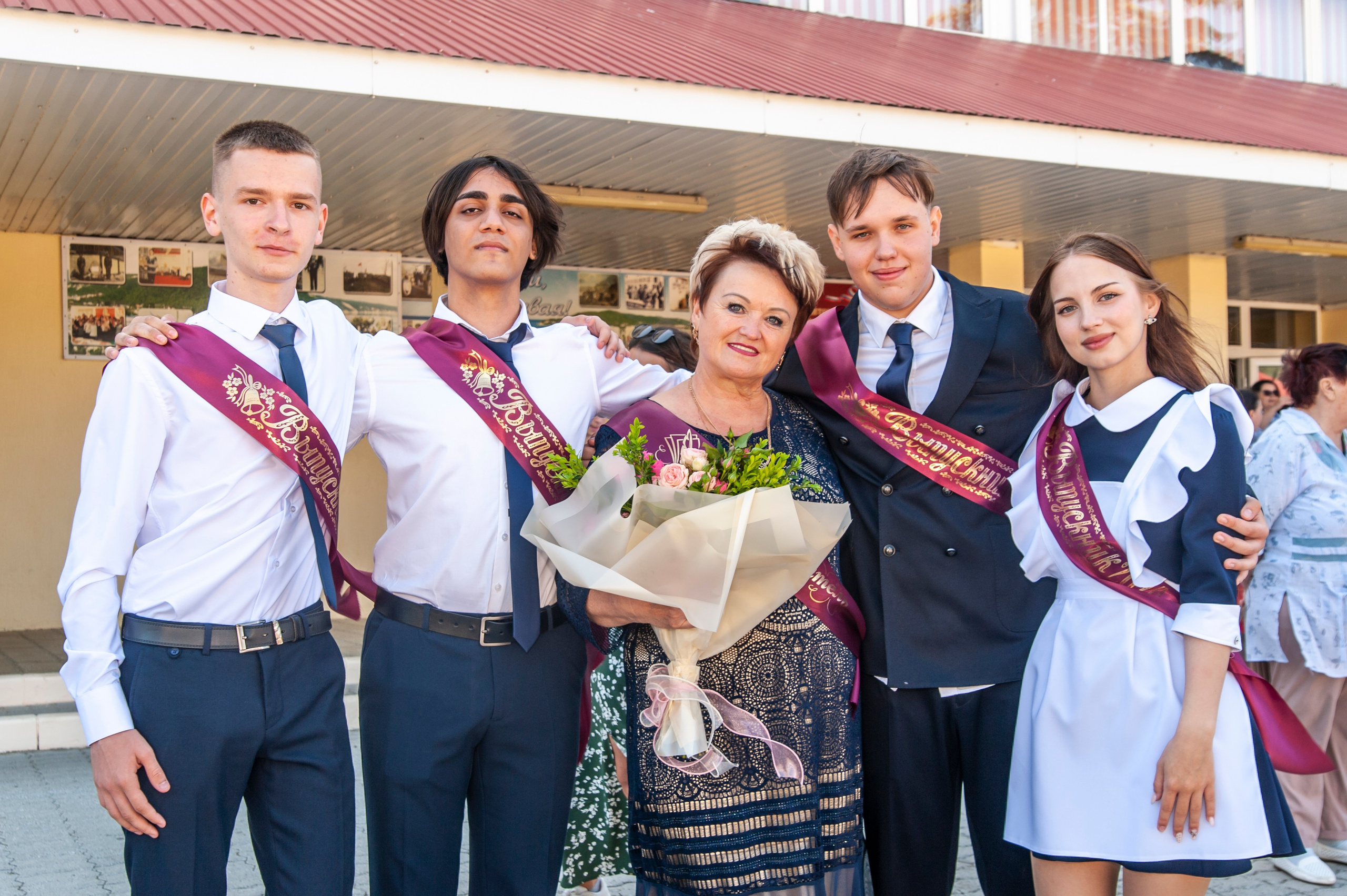 Последний Звонок МАОУ СОШ № 17 им. Эдуарда Есаяна — Архипо-Осиповка. Свадебный и семейный фотограф Денис Лукьянов в Краснодаре, Краснодарском крае и Республике Крым