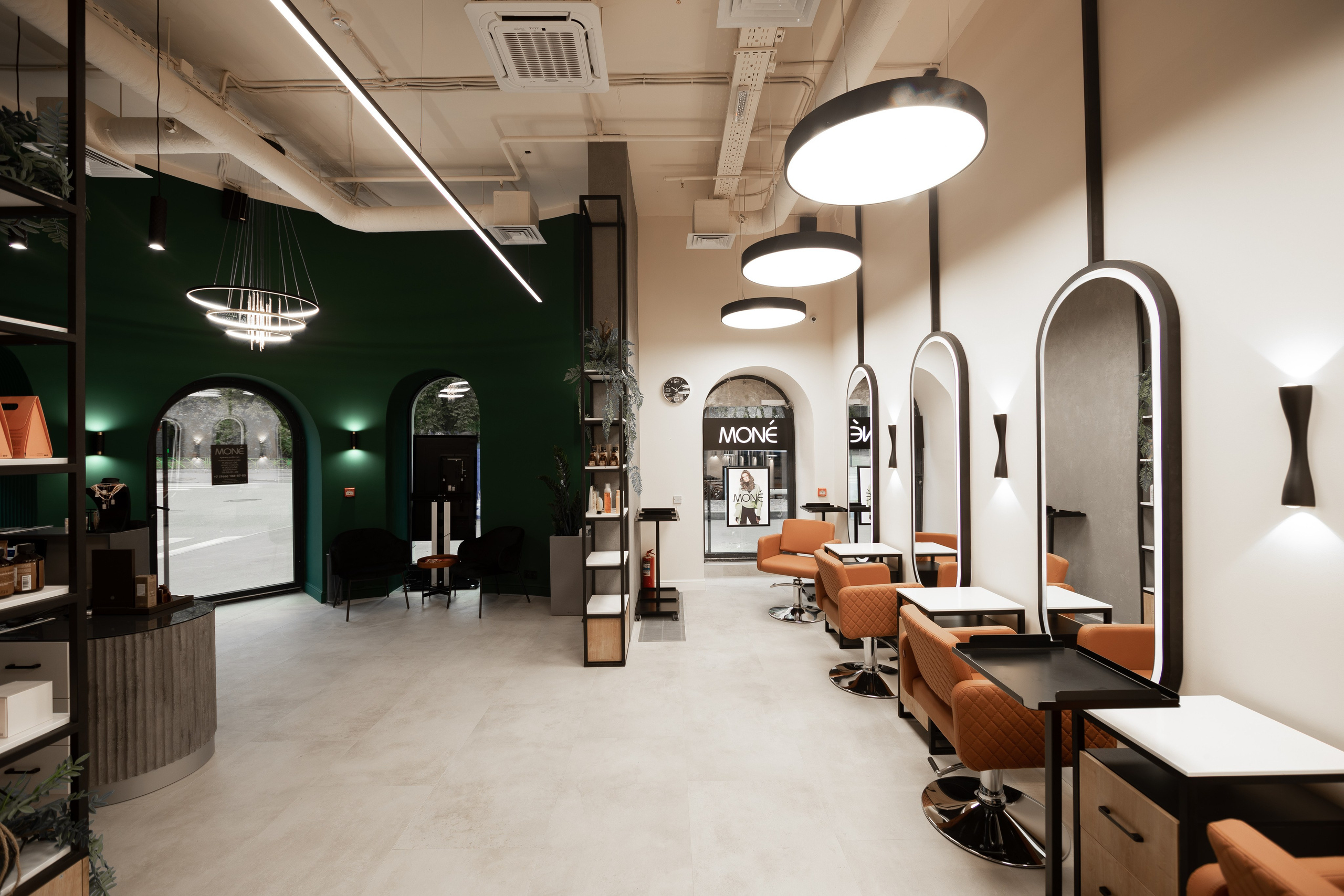 В стоимость входят услуги обработки и ретуши фотографий, чтобы получить более качественные и подходящие для показа клиентам снимки.